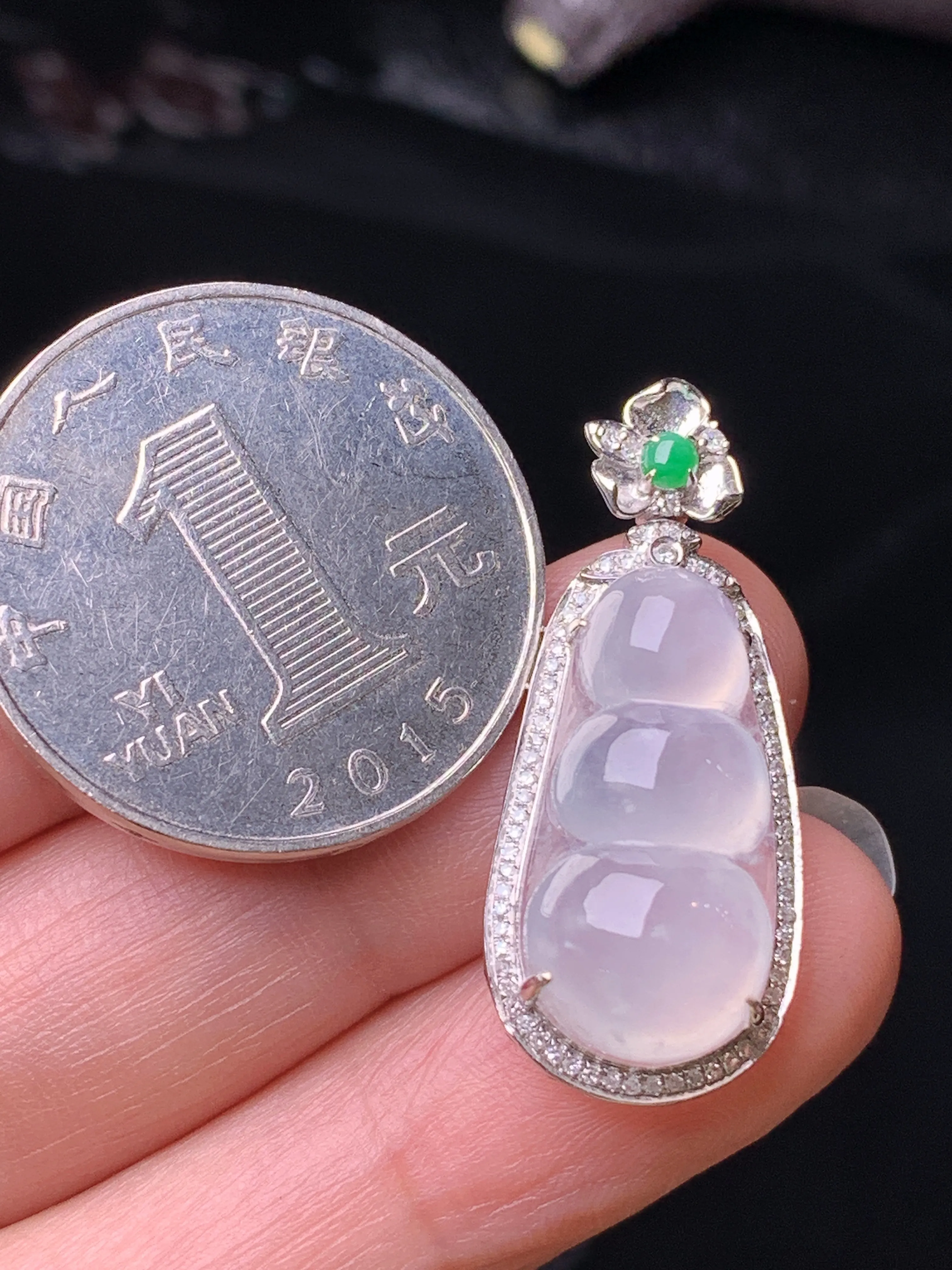 18k金钻镶嵌冰种四季豆吊坠 玉质细腻 色泽清新艳丽 整体尺寸30.6*13*8.6