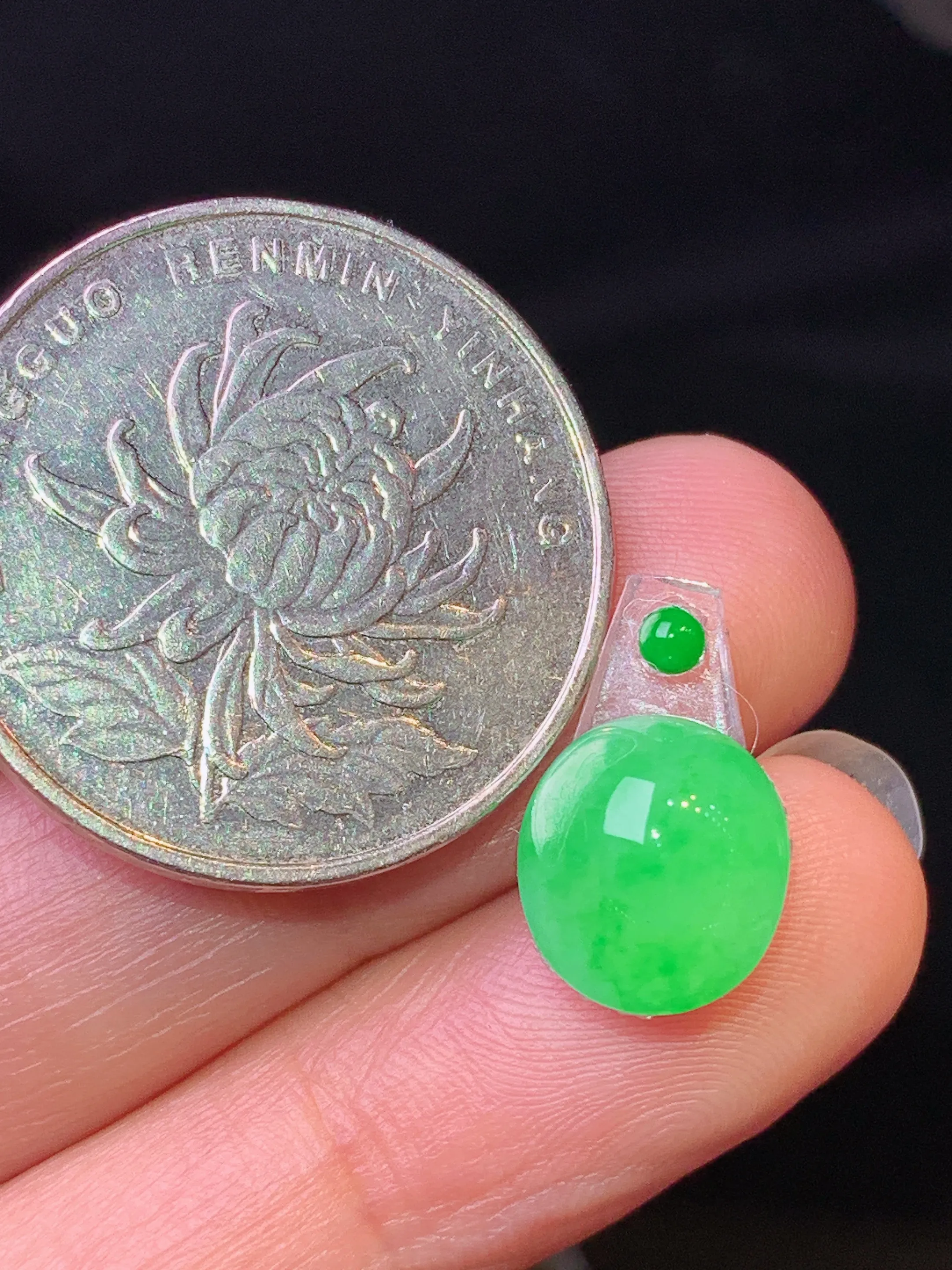 镶嵌 款满绿蛋面吊坠 玉质细腻 色泽清新艳丽 整体尺寸10.5*9.3*4.5