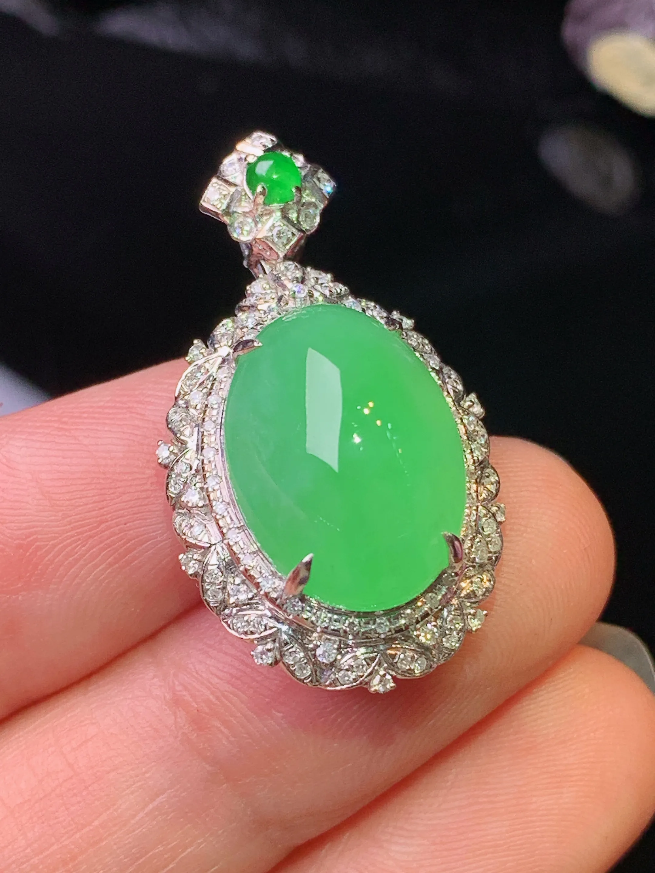 18k金钻镶嵌翠绿蛋面吊坠 玉质细腻 色泽清新艳丽 整体尺寸31*17*11.8