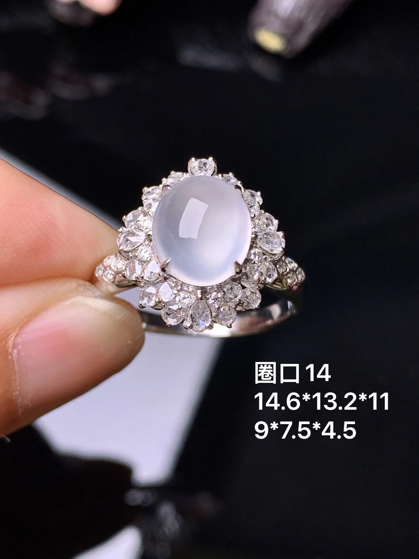 18k金钻镶嵌冰种蛋面戒指 玉质细腻 色泽清新艳丽 圈口14 整体尺寸14.6*13.2*11