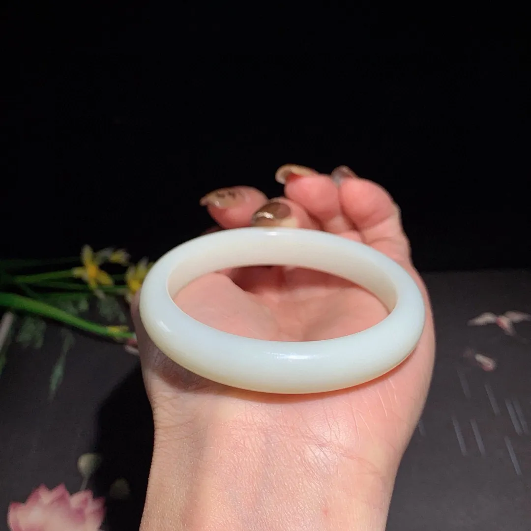 和田玉54圈口青白玉手镯！玉质细腻油润 底色纯净 无裂无杂 脂粉好，品质好！