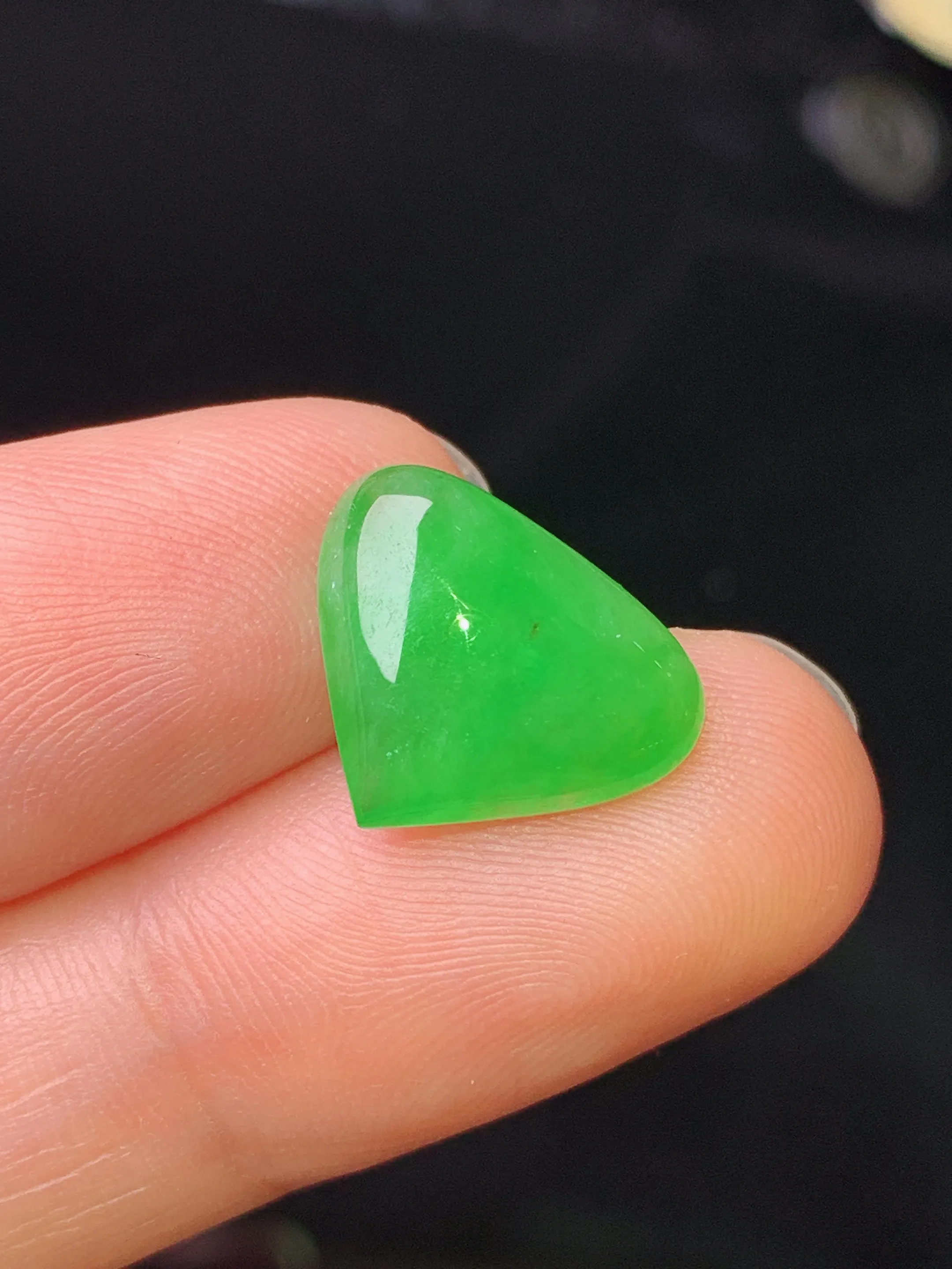 镶嵌款 满绿心形 玉质细腻 色泽清新艳丽 整体尺寸11.5*14*3.2