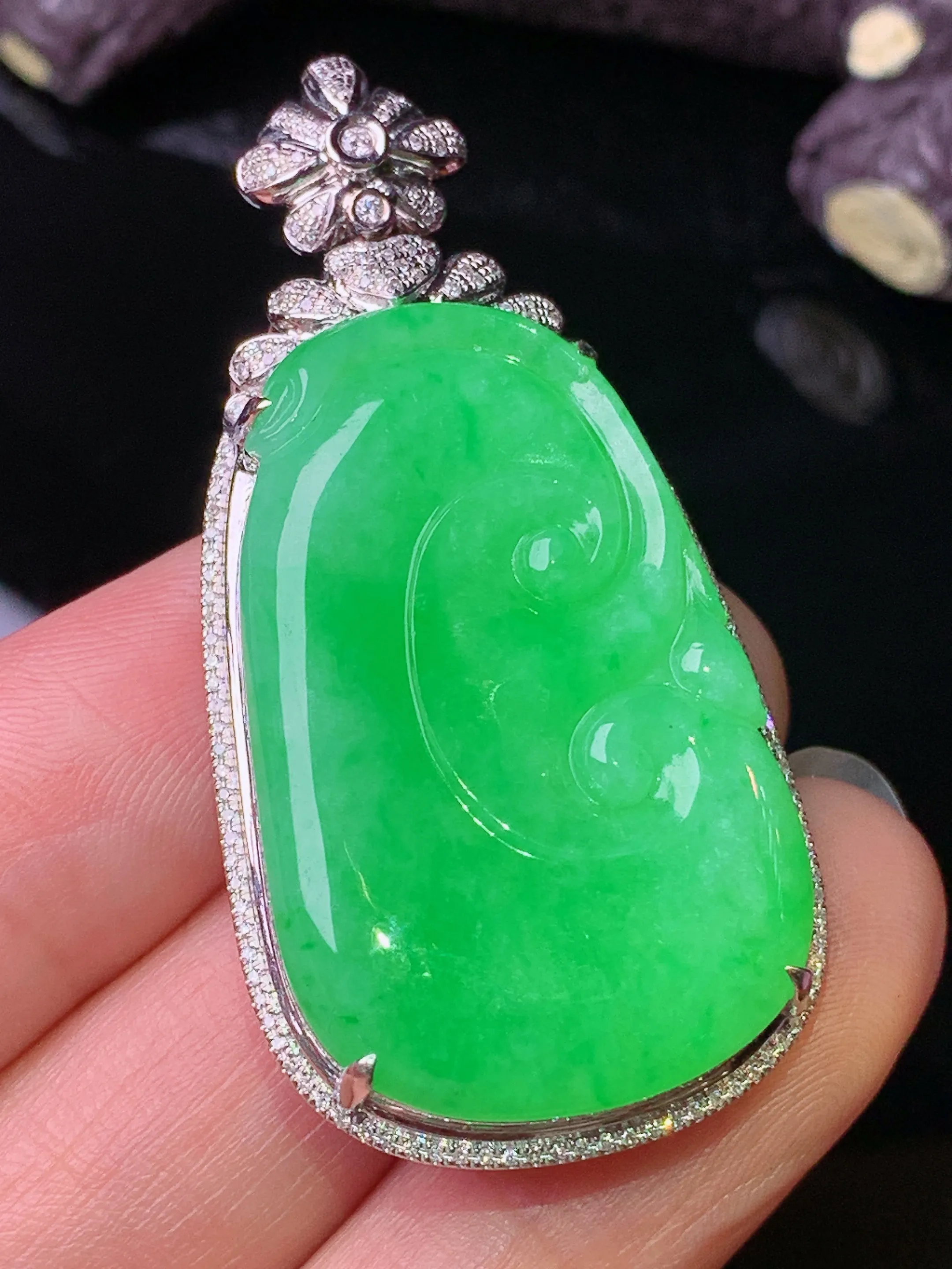 18k金钻镶嵌翠绿如意吊坠 玉质细腻 色泽清新艳丽 整体尺寸49.2*24*9.2