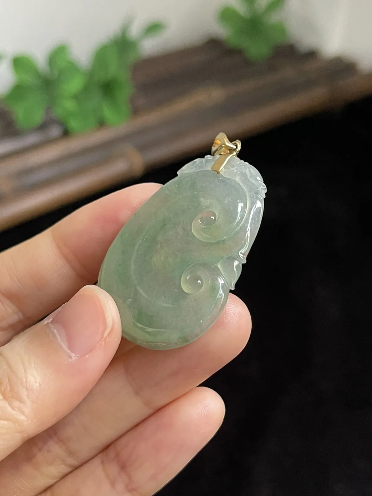 翡翠冰糯种淡绿色如意，印记：G18K