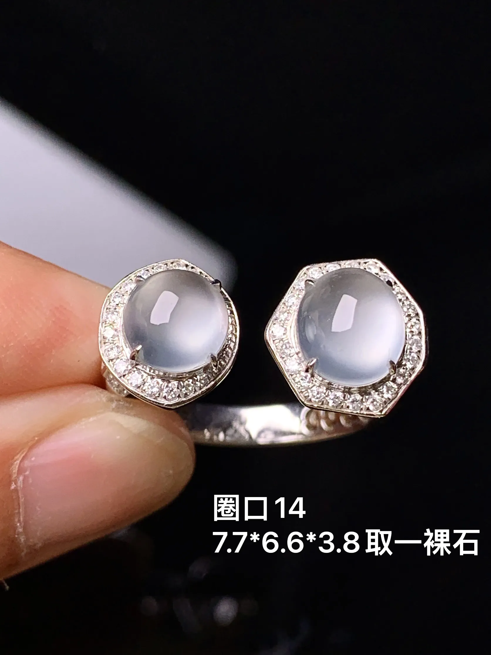 18k金钻镶嵌冰种蛋面戒指 玉质细腻 色泽清新艳丽 圈口14 裸石尺寸7.7*6.6*3.8