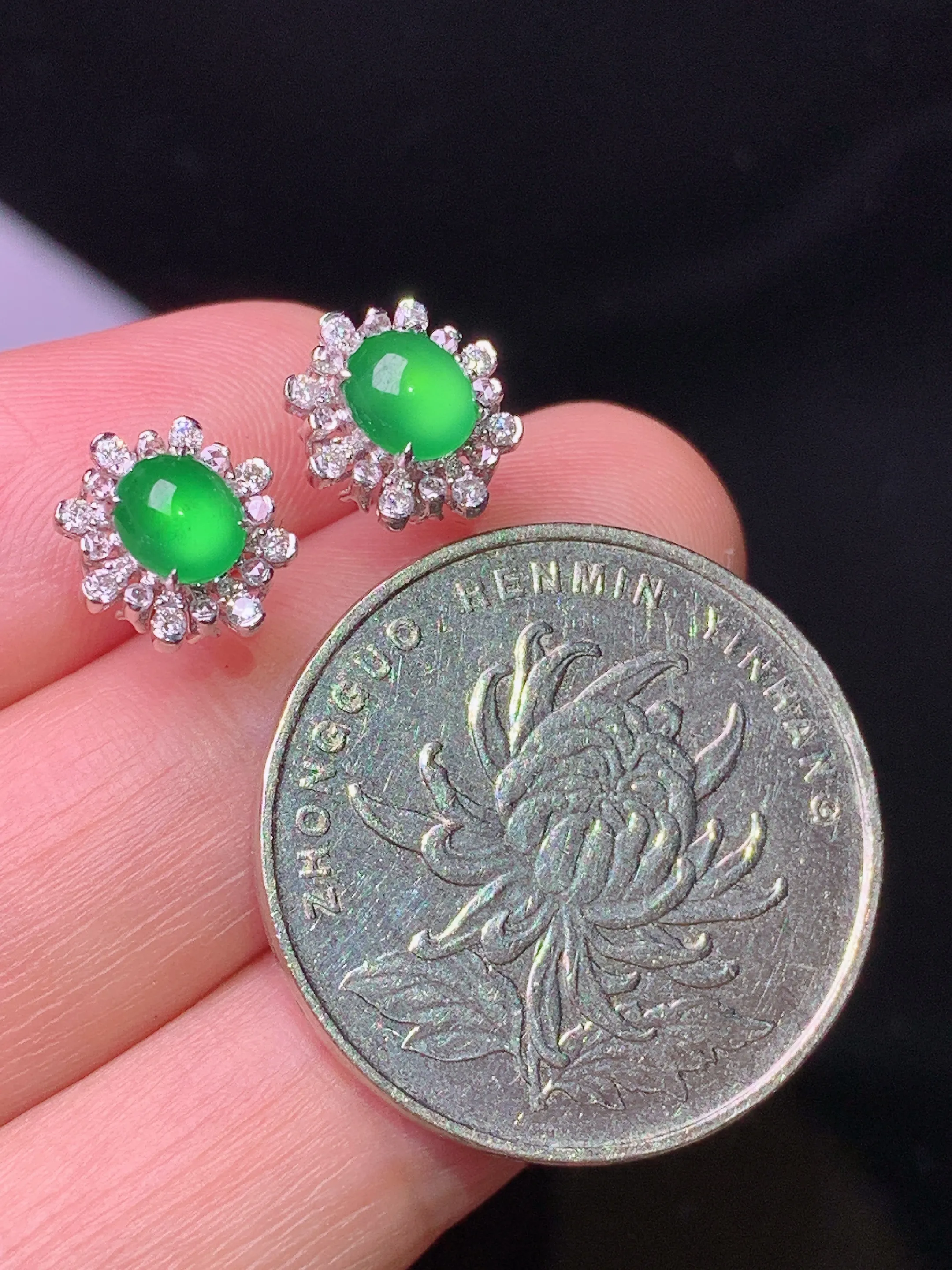 18k金钻镶嵌满绿耳钉 玉质细腻 色泽清新艳丽 整体尺寸9.6*8.3*5.8