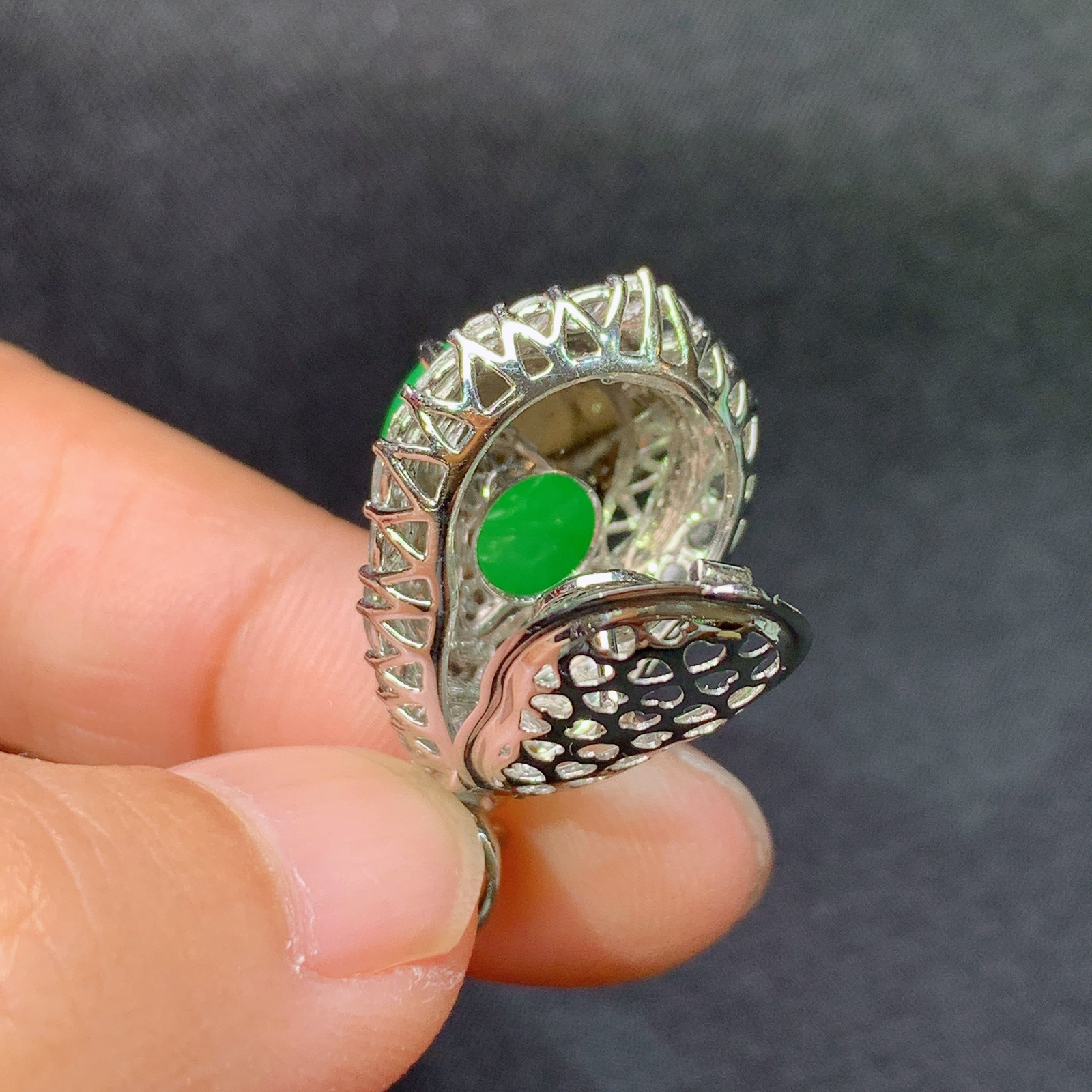 阳绿葫芦吊坠，18k金镶嵌，色泽鲜阳，冰润细腻，种水足，尺寸28.3*15.6*12.1