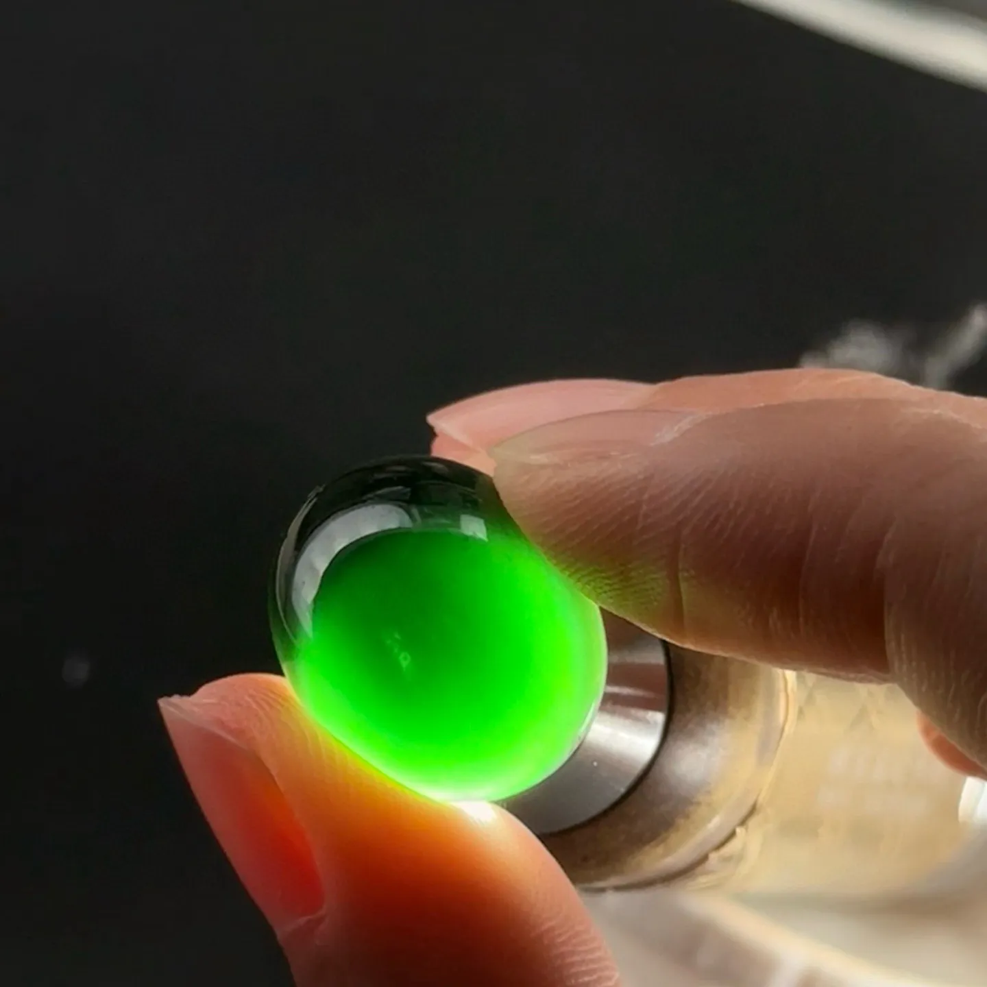 精品墨翠蛋面裸石 种好色正 黑度极好 打灯通透油性十足 尺寸19.2