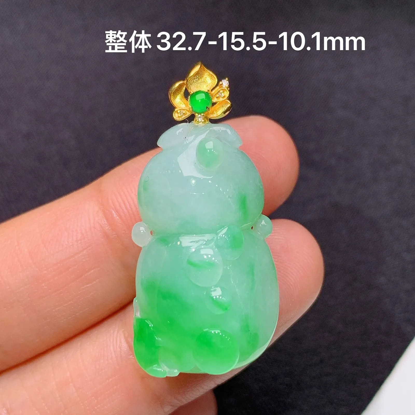 飘绿葫芦吊坠，18k金镶嵌，冰润色阳，玉质细腻，种水足，Xz 尺寸32.7*15.5*10.1