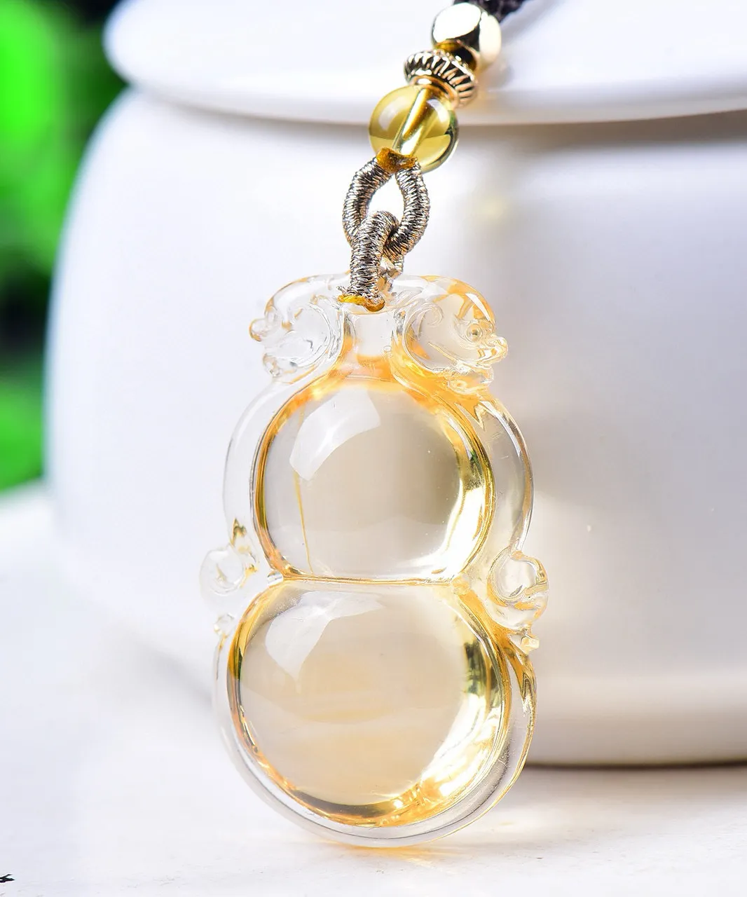 天然巴西黄水晶葫芦毛衣链晶莹剔透，雕工精美，造型饱满圆润，葫芦寓意福寿双至规格：35.7，23，13.4mm，总：13.6克。