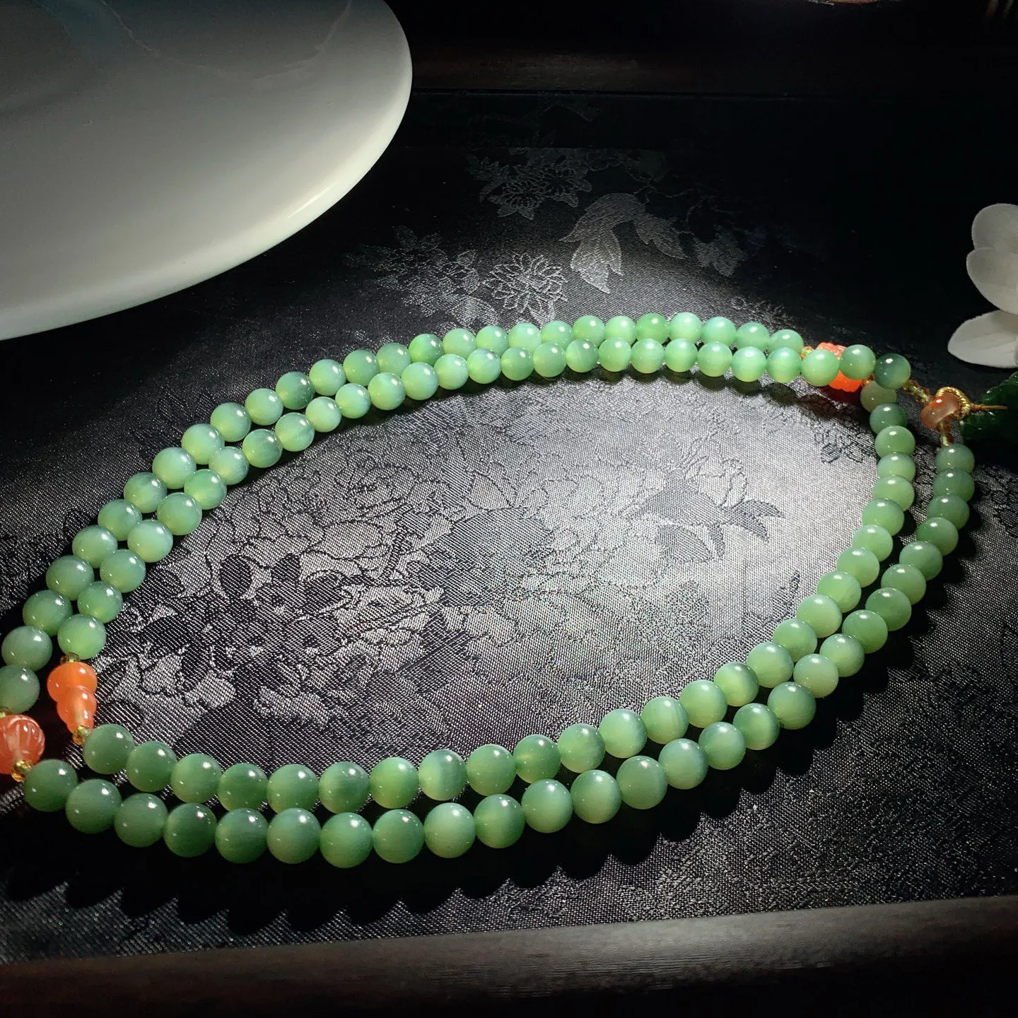 和田玉菠菜绿俄罗斯碧玉猫眼108佛珠项链。单颗尺寸8！玉质细腻油润。手推出油。佩戴高端典雅。lt251223