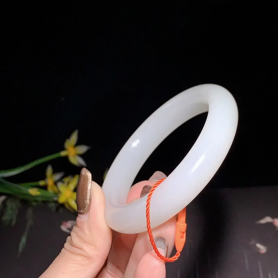 和田玉54.5圈口羊脂白手镯！玉质细腻油润 底色纯净 无裂无杂 脂粉好，品质高