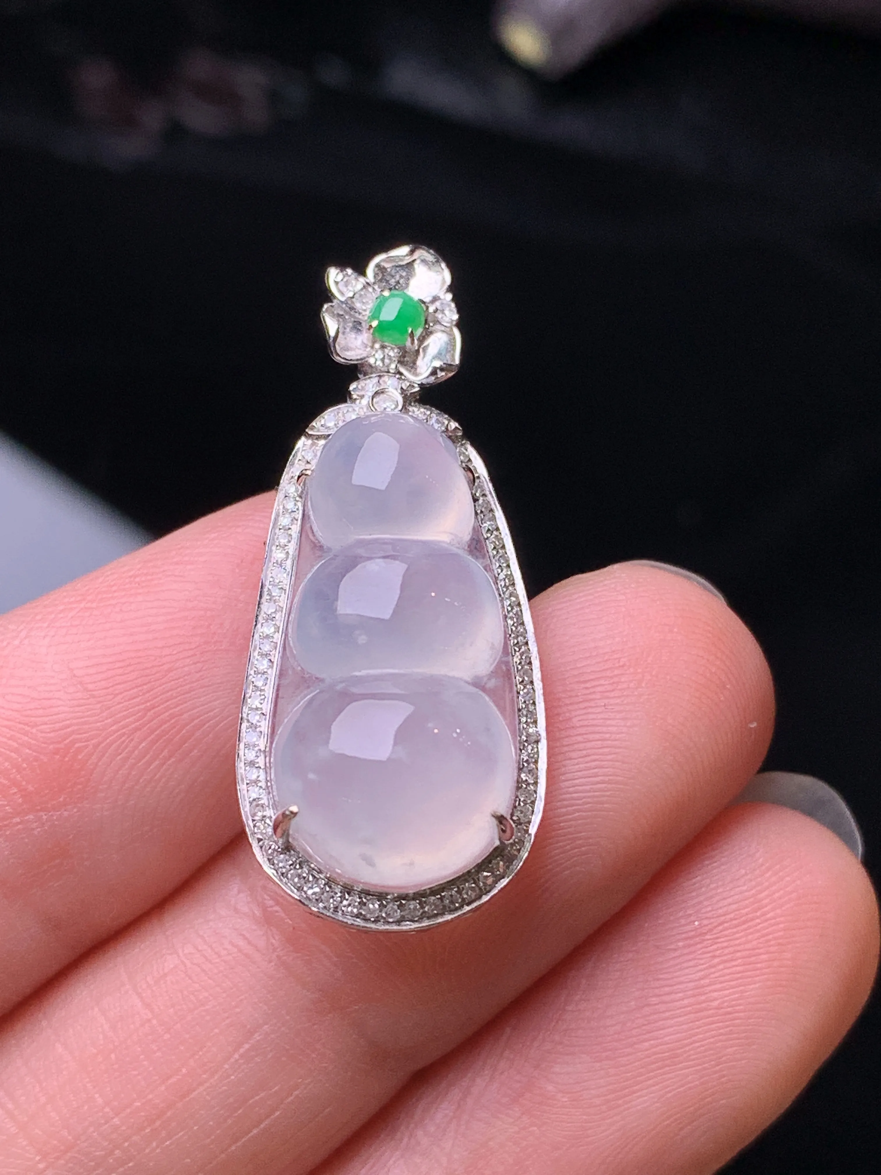 18k金钻镶嵌冰种四季豆吊坠 玉质细腻 色泽清新艳丽 整体尺寸30.6*13*8.6