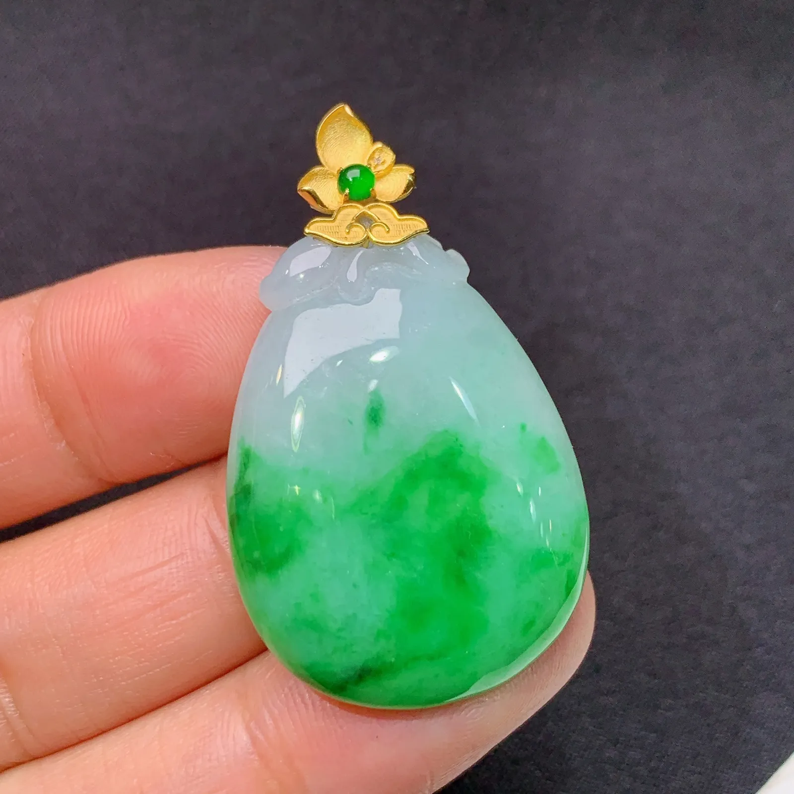 飘绿福瓜吊坠，18k金镶嵌，冰润色阳，玉质细腻，种水足，Xz 尺寸39.1*22.9*5.7