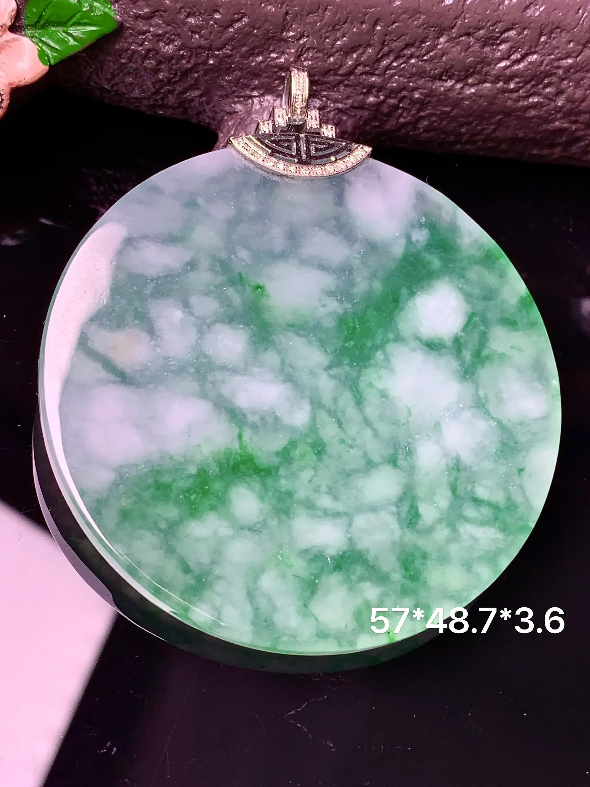 18k金镶嵌飘绿圆牌吊坠 玉质细腻 色泽清新艳丽 整体尺寸57*48.7*3.6