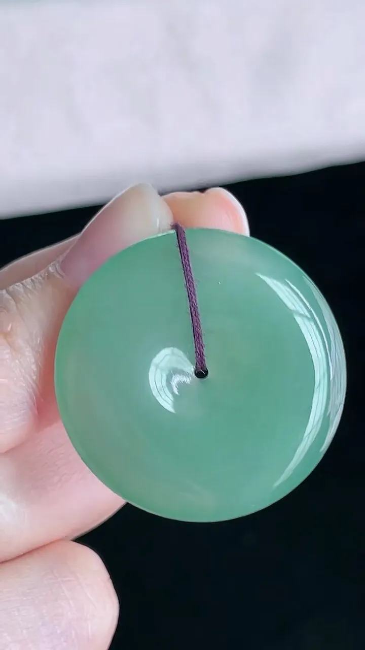 【翡翠名称】老坑种冰晴绿大平安扣吊坠
【翡翠尺寸】直径厚度31.7/5.5mm
【翡翠描述】宝贝种老水足，玉质细腻，色泽靓丽，性价比高，佩戴效果好！
【其它赠送】权威证书/精美挂绳盒子/支持全国复检