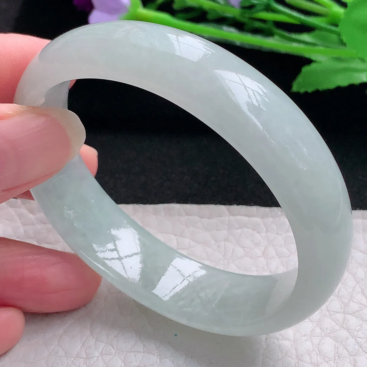 ee自然光56*49*15.5*7轮胎贵妃镯 翡翠A货玉手镯浅绿冰胶秀气玉手环