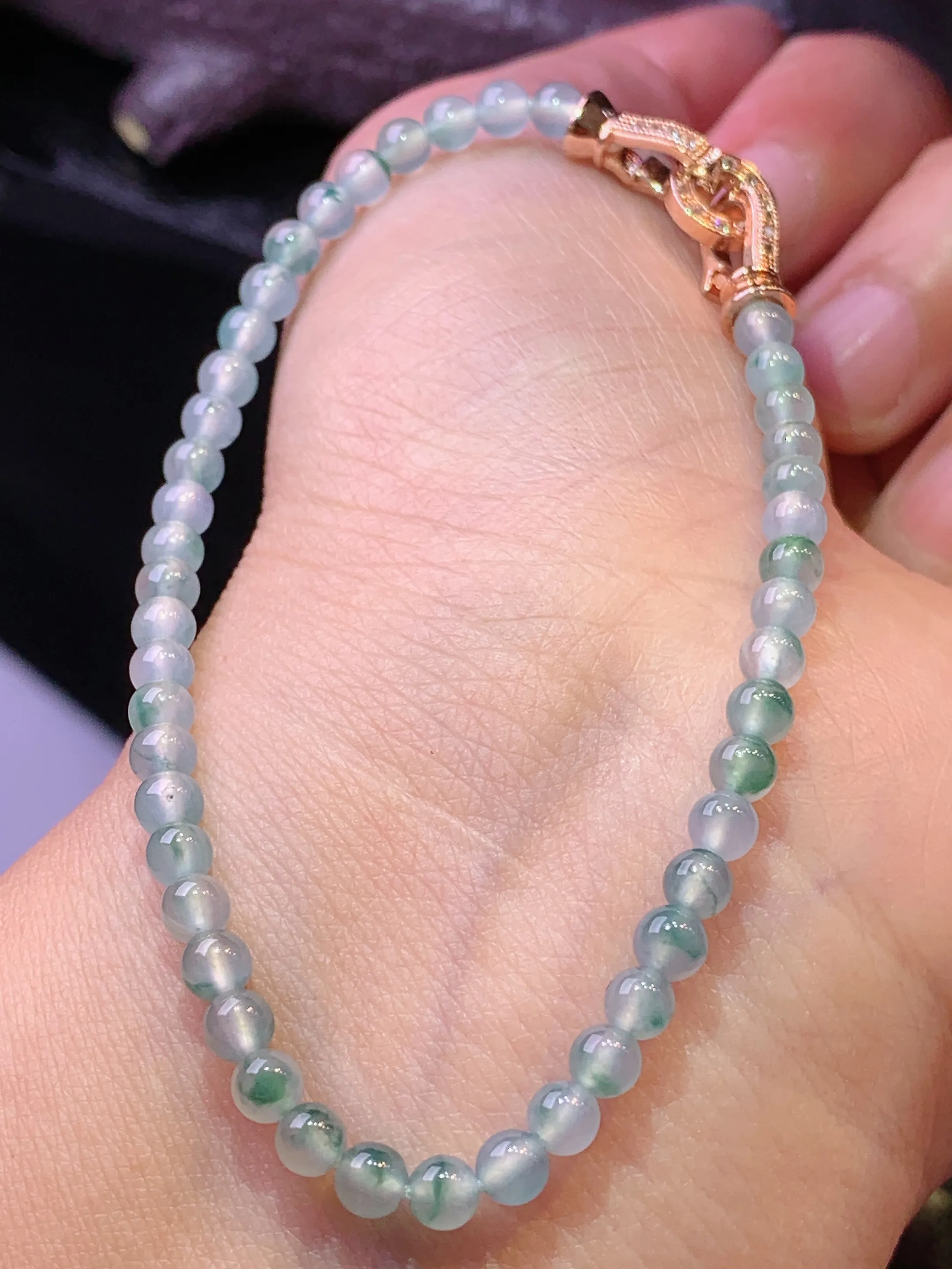 冰种圆珠手链 玉质细腻 色泽清新艳丽 整体尺寸3.8