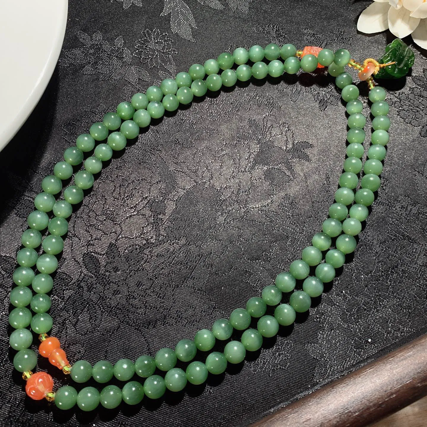 和田玉菠菜绿俄罗斯碧玉猫眼108佛珠项链。单颗尺寸8！玉质细腻油润。手推出油。佩戴高端典雅。lt251223