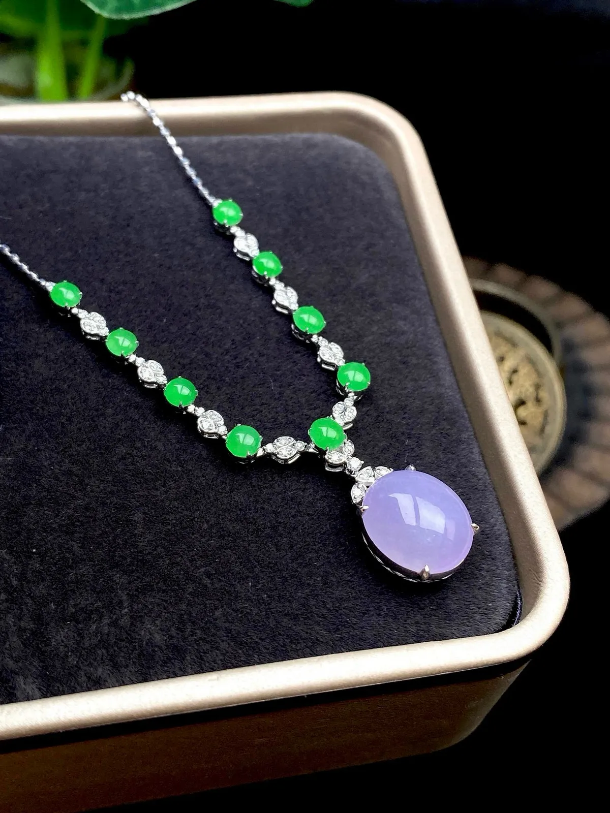 【冰种紫蛋面吊坠】质地细腻，饱满度很好，晶莹剔透，18k金钻镶嵌，裸石尺寸11.3*10*4.1毫米