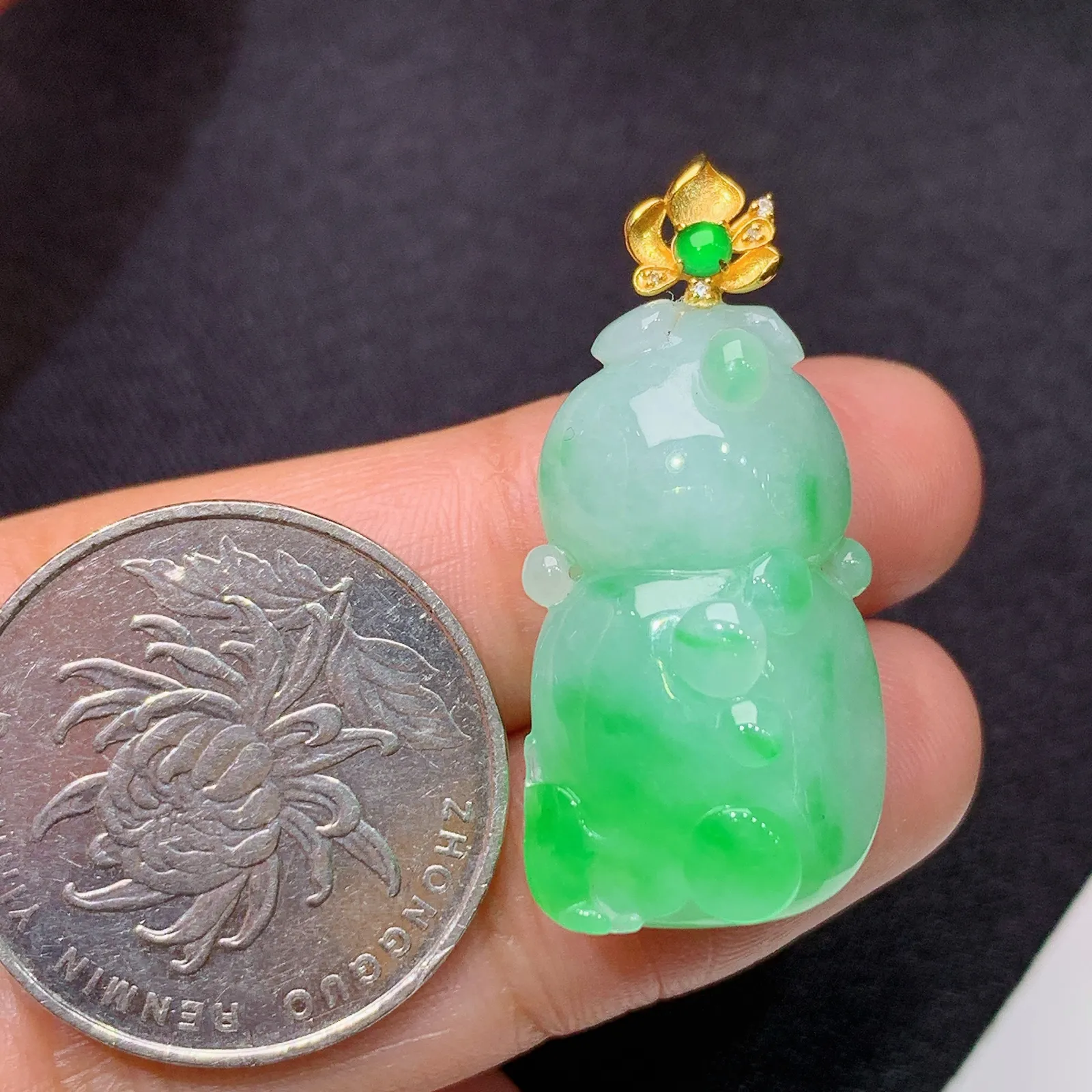 飘绿葫芦吊坠，18k金镶嵌，冰润色阳，玉质细腻，种水足，Xz 尺寸32.7*15.5*10.1