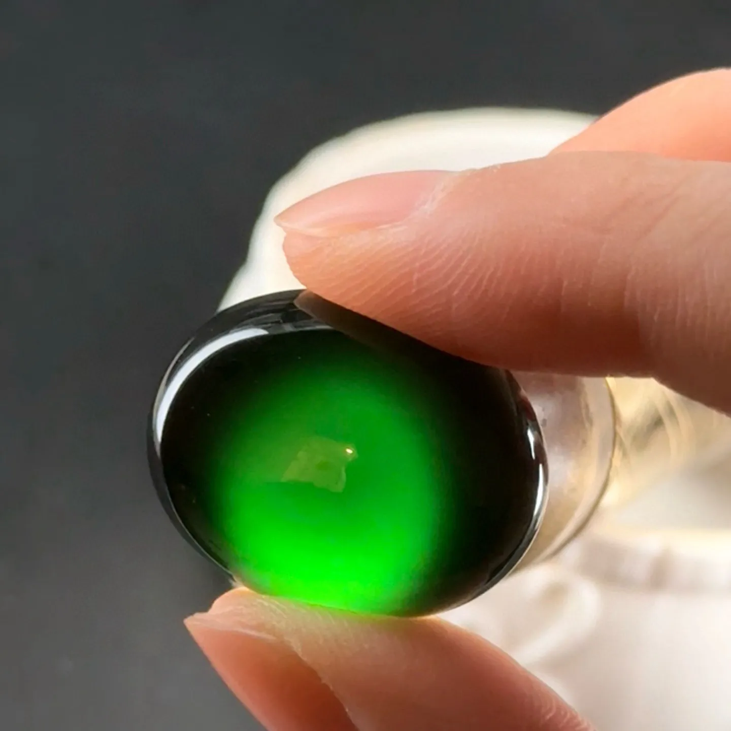 墨翠蛋面裸石 种好色正 黑度极好 打灯通透 油性十足 尺寸25.3