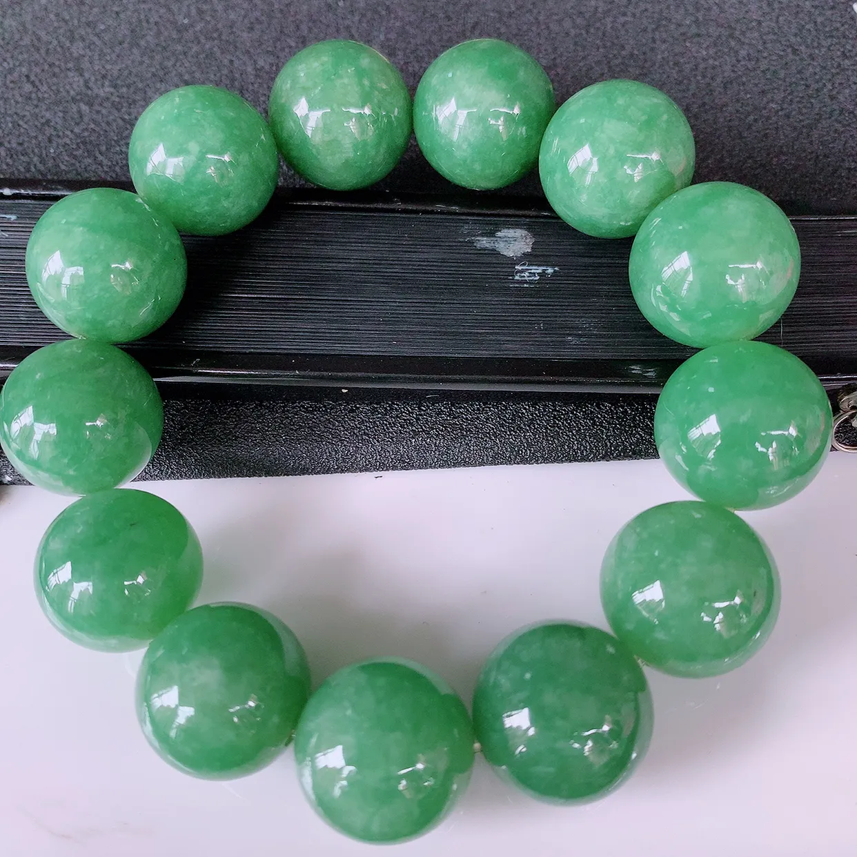自然光实拍，大颗冰润满绿翡翠手串，圆珠手链，种老水足，冰清玉润  颜色漂亮  #060取一尺寸17.