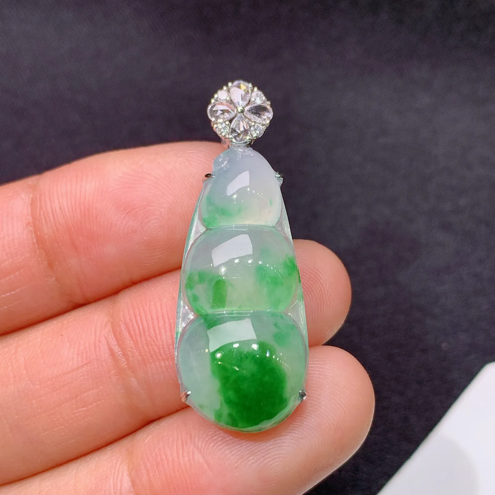 冰飘绿福豆吊坠，18k金镶嵌，冰润饱满，玉质细腻，种水足 尺寸33.7*12*6.6