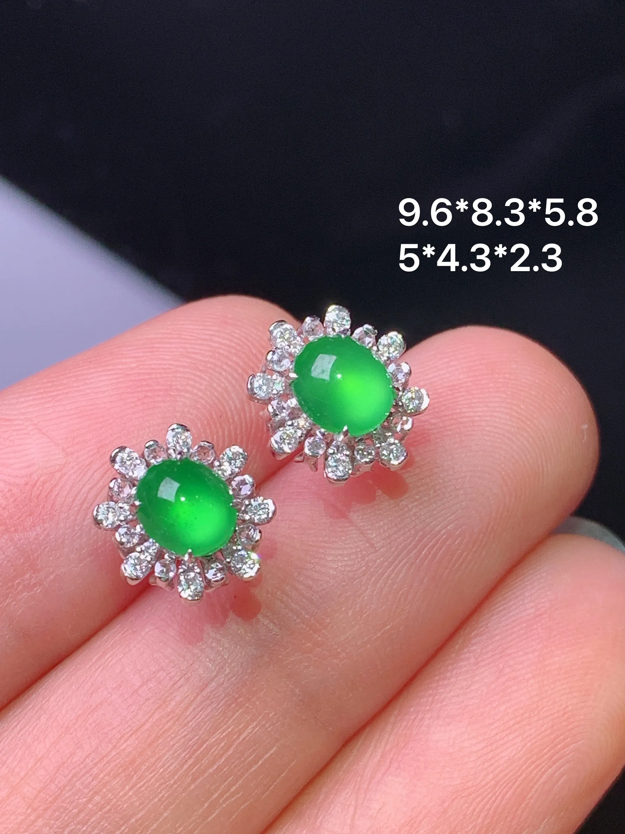 18k金钻镶嵌满绿耳钉 玉质细腻 色泽清新艳丽 整体尺寸9.6*8.3*5.8