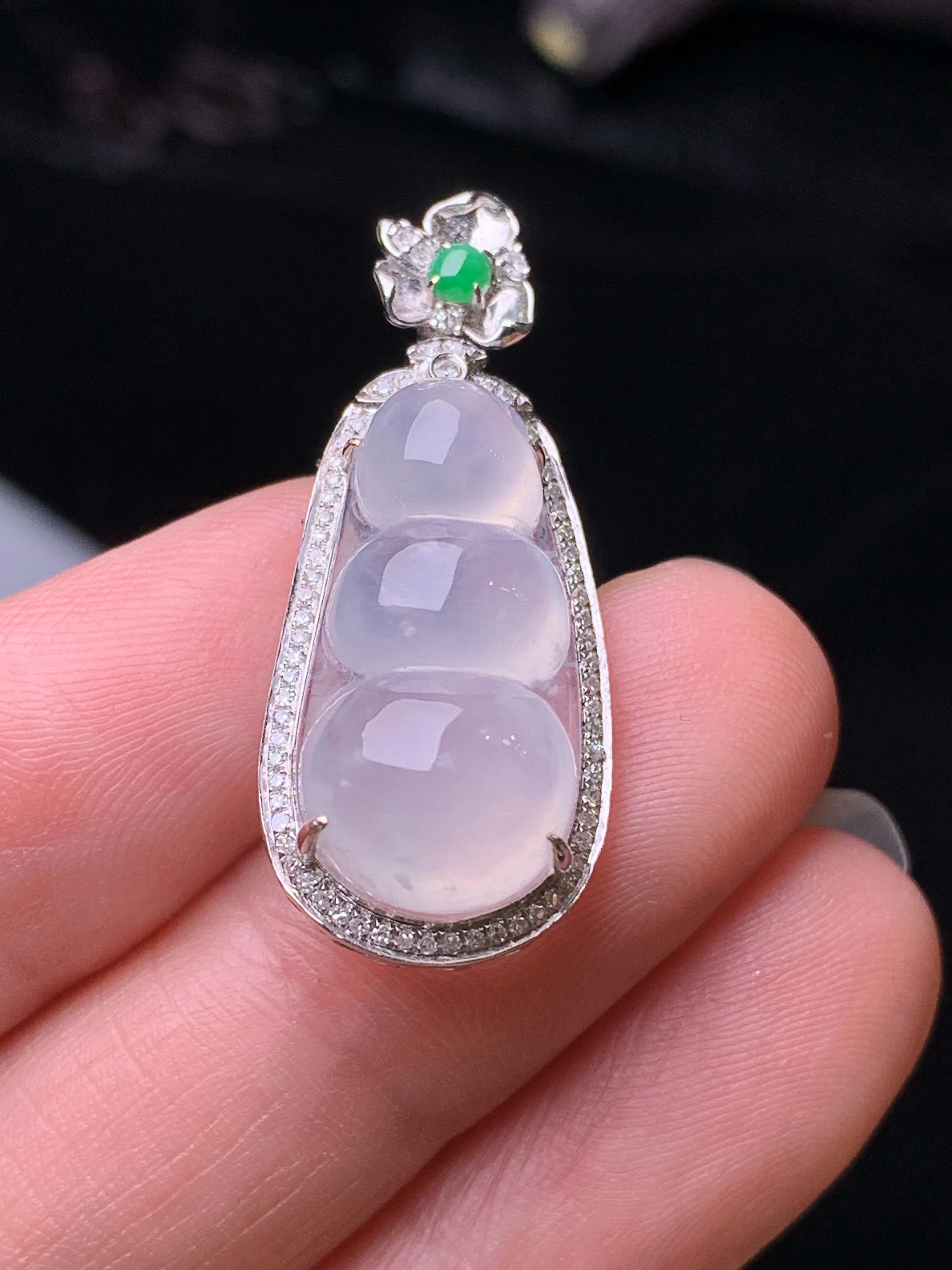 18k金钻镶嵌冰种四季豆吊坠 玉质细腻 色泽清新艳丽 整体尺寸30.6*13*8.6