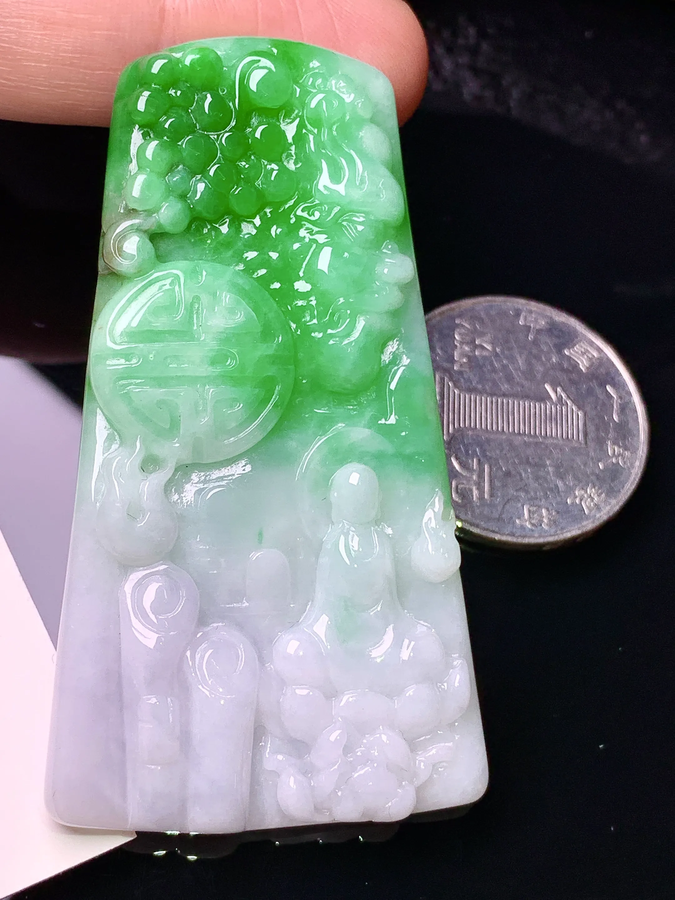 飘绿无相观音菩萨吊坠 玉质细腻 色泽清新艳丽 整体尺寸62*34.6*5.6