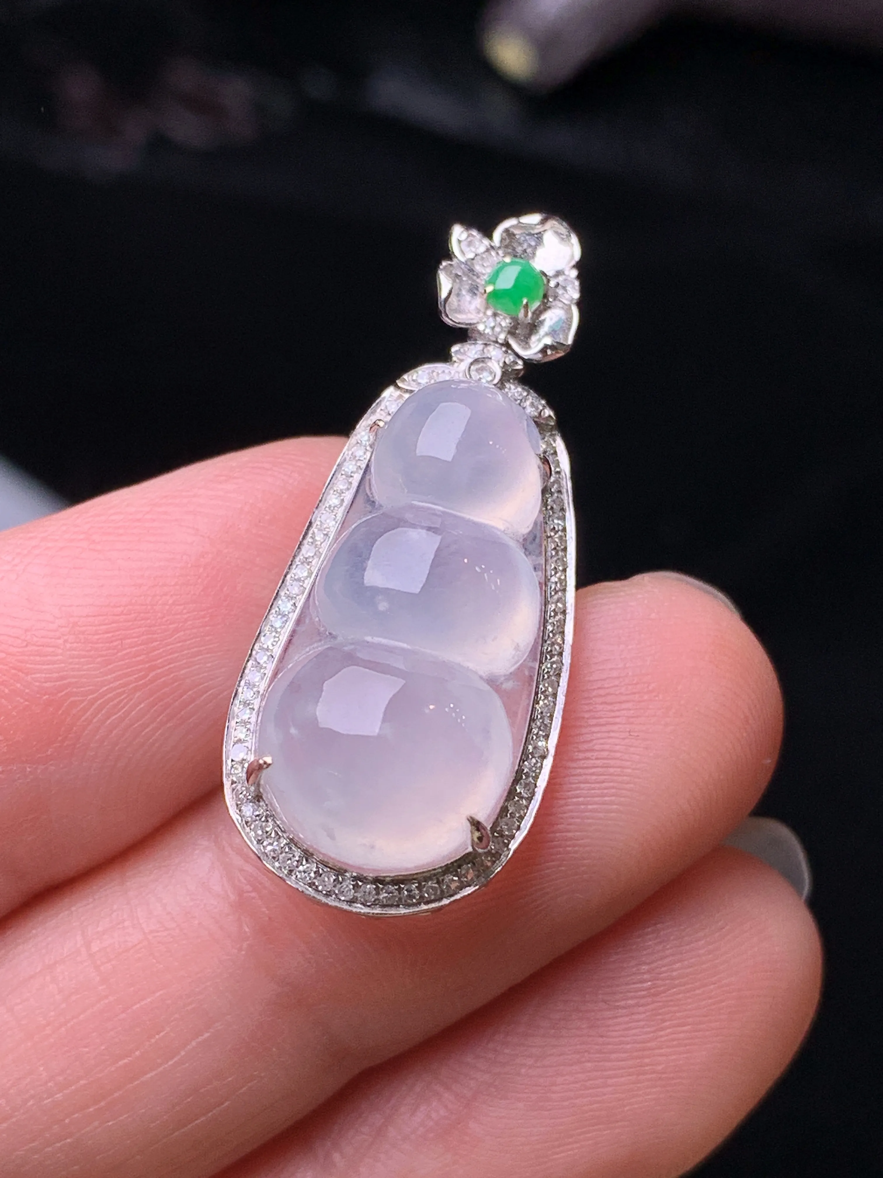 18k金钻镶嵌冰种四季豆吊坠 玉质细腻 色泽清新艳丽 整体尺寸30.6*13*8.6