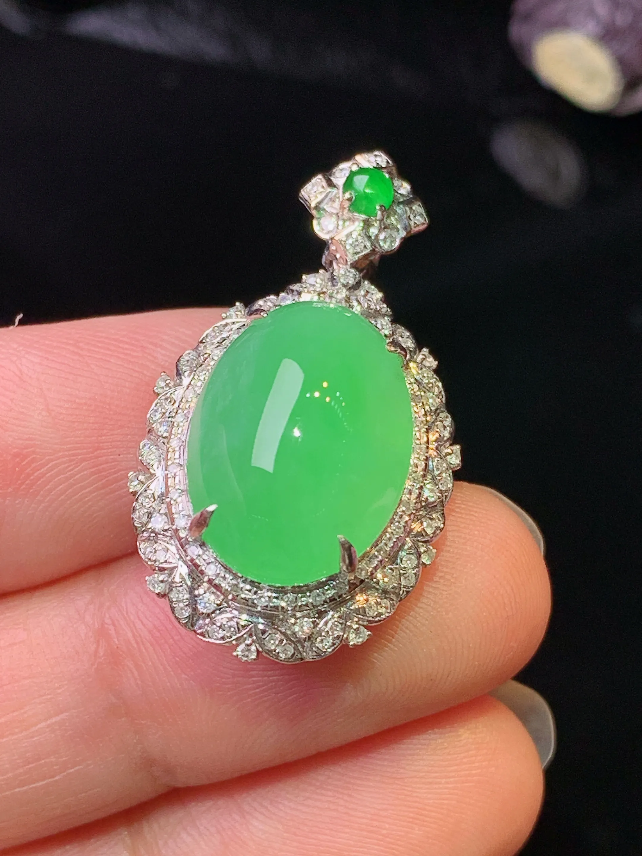 18k金钻镶嵌翠绿蛋面吊坠 玉质细腻 色泽清新艳丽 整体尺寸31*17*11.8