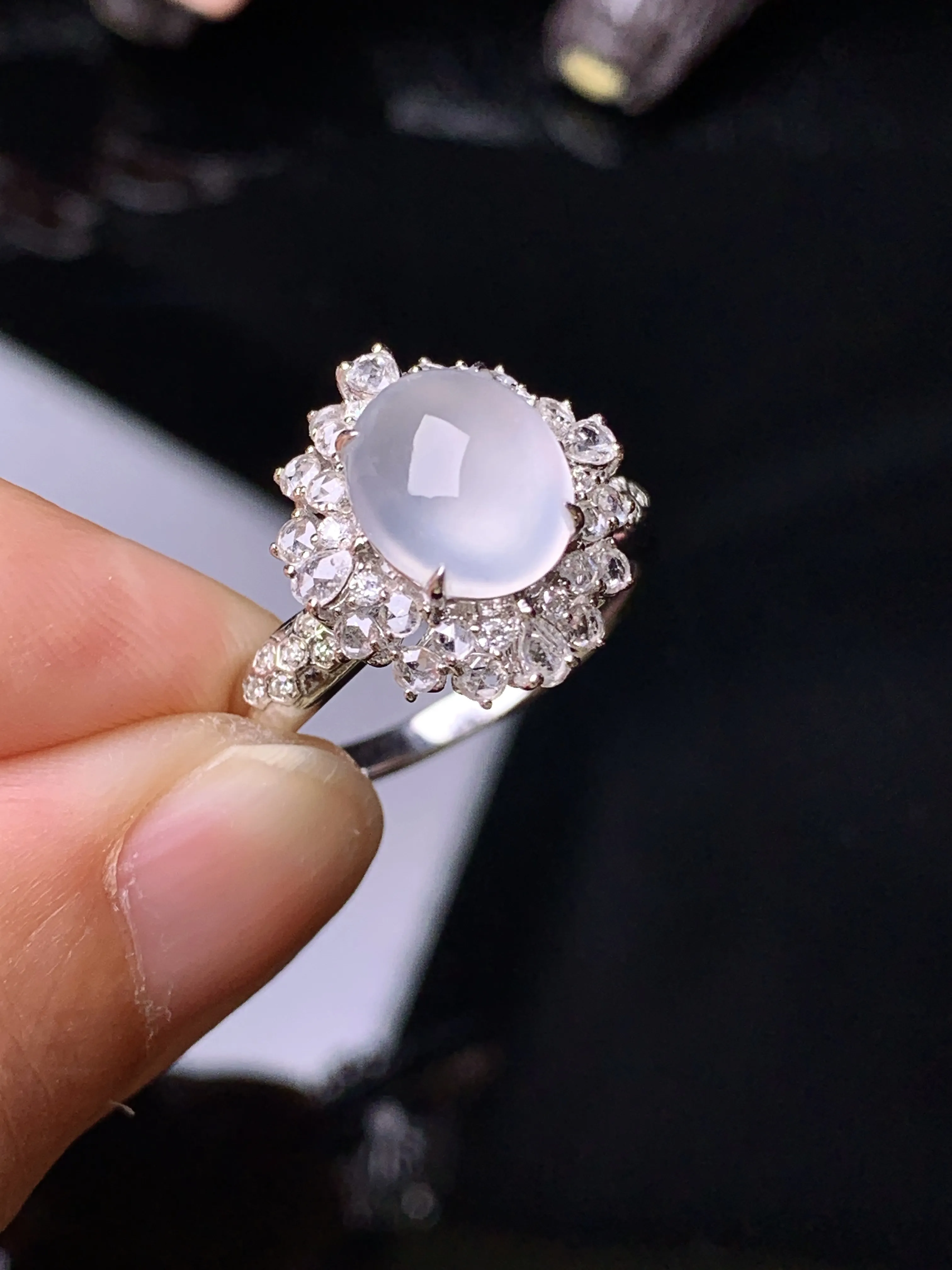 18k金钻镶嵌冰种蛋面戒指 玉质细腻 色泽清新艳丽 圈口14 整体尺寸14.6*13.2*11