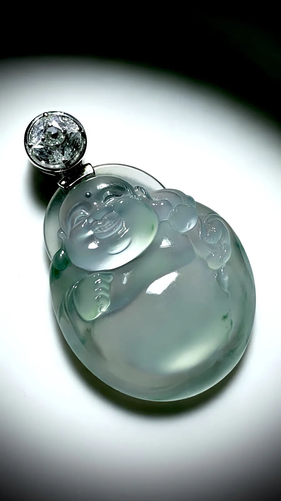 【如意逍遥佛】，欢喜弥勒佛。
裸石39.2-29.6-8.5mm，
18K金，南非钻，17.35g，