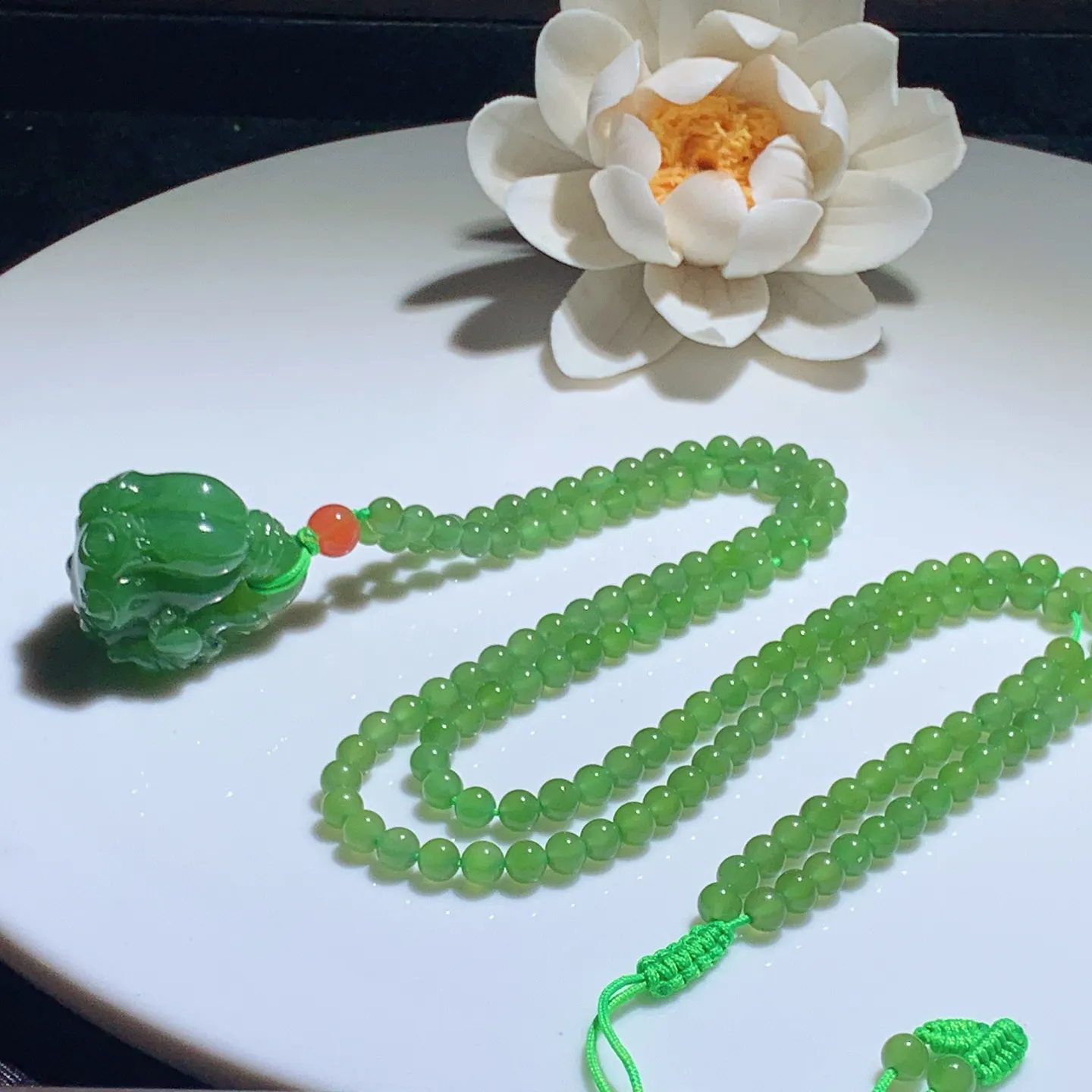 和田玉苹果绿俄罗斯碧玉呱呱来财挂件 尺寸24/21/21重26.5克，玉质细腻油润 底色纯净 脂粉好，品质好！lt251223