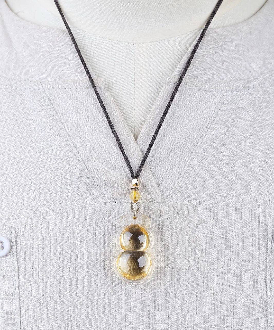 天然巴西黄水晶葫芦毛衣链晶莹剔透，雕工精美，造型饱满圆润，葫芦寓意福寿双至规格：35.7，23，13.4mm，总：13.6克。