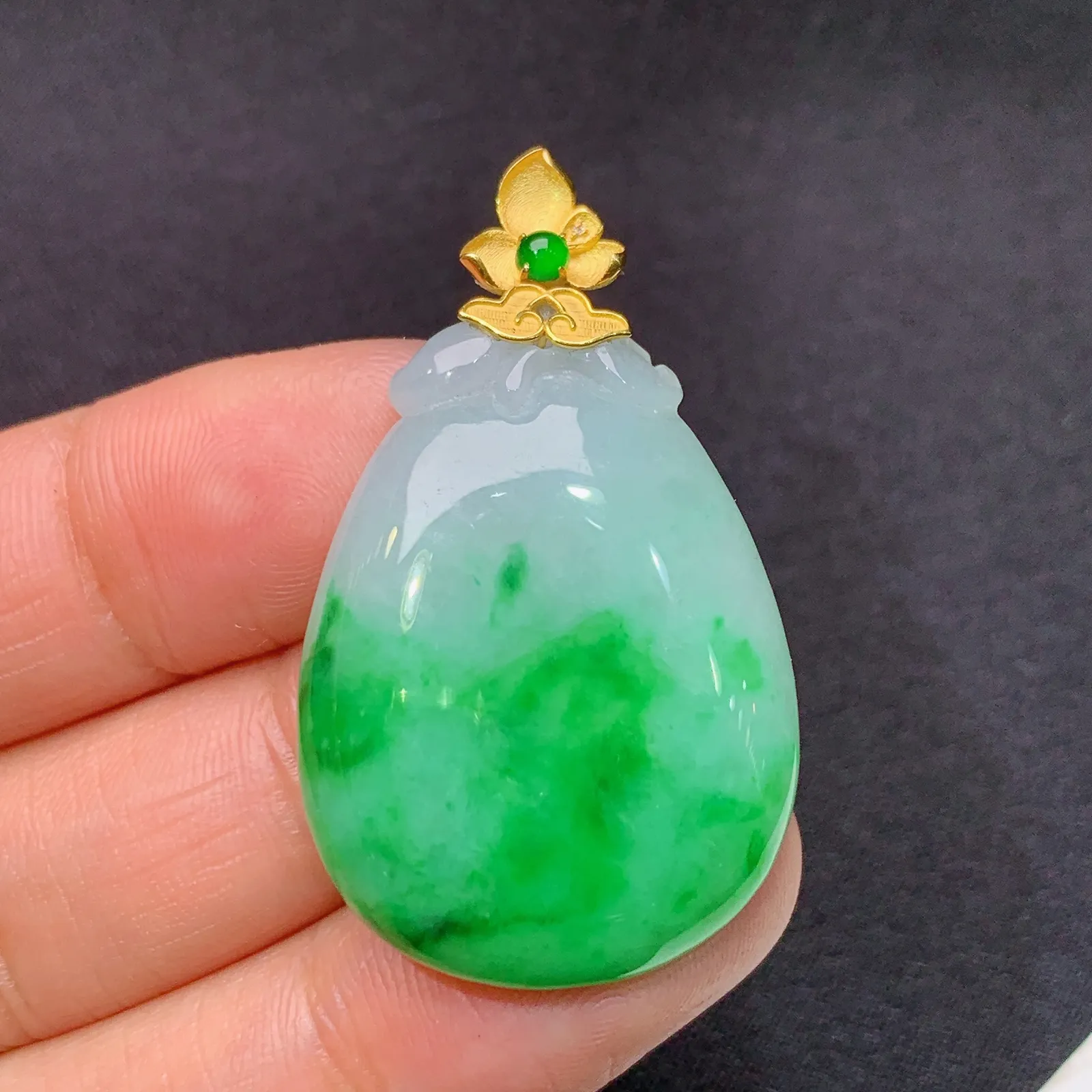 飘绿福瓜吊坠，18k金镶嵌，冰润色阳，玉质细腻，种水足，Xz 尺寸39.1*22.9*5.7
