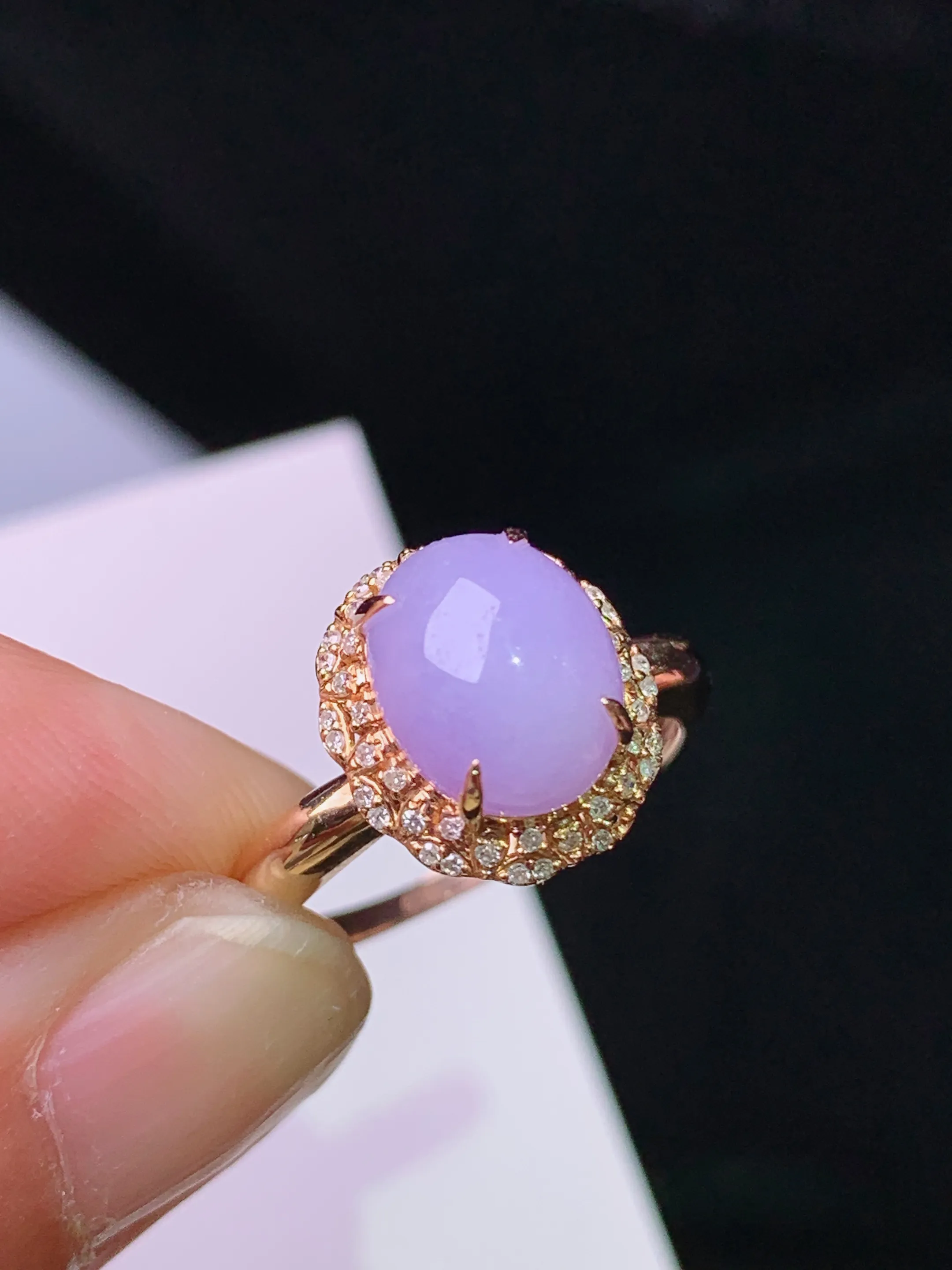 18k金钻镶嵌紫罗兰蛋面戒指 玉质细腻 色泽清新艳丽 圈口13 整体尺寸12*10.5*9.8