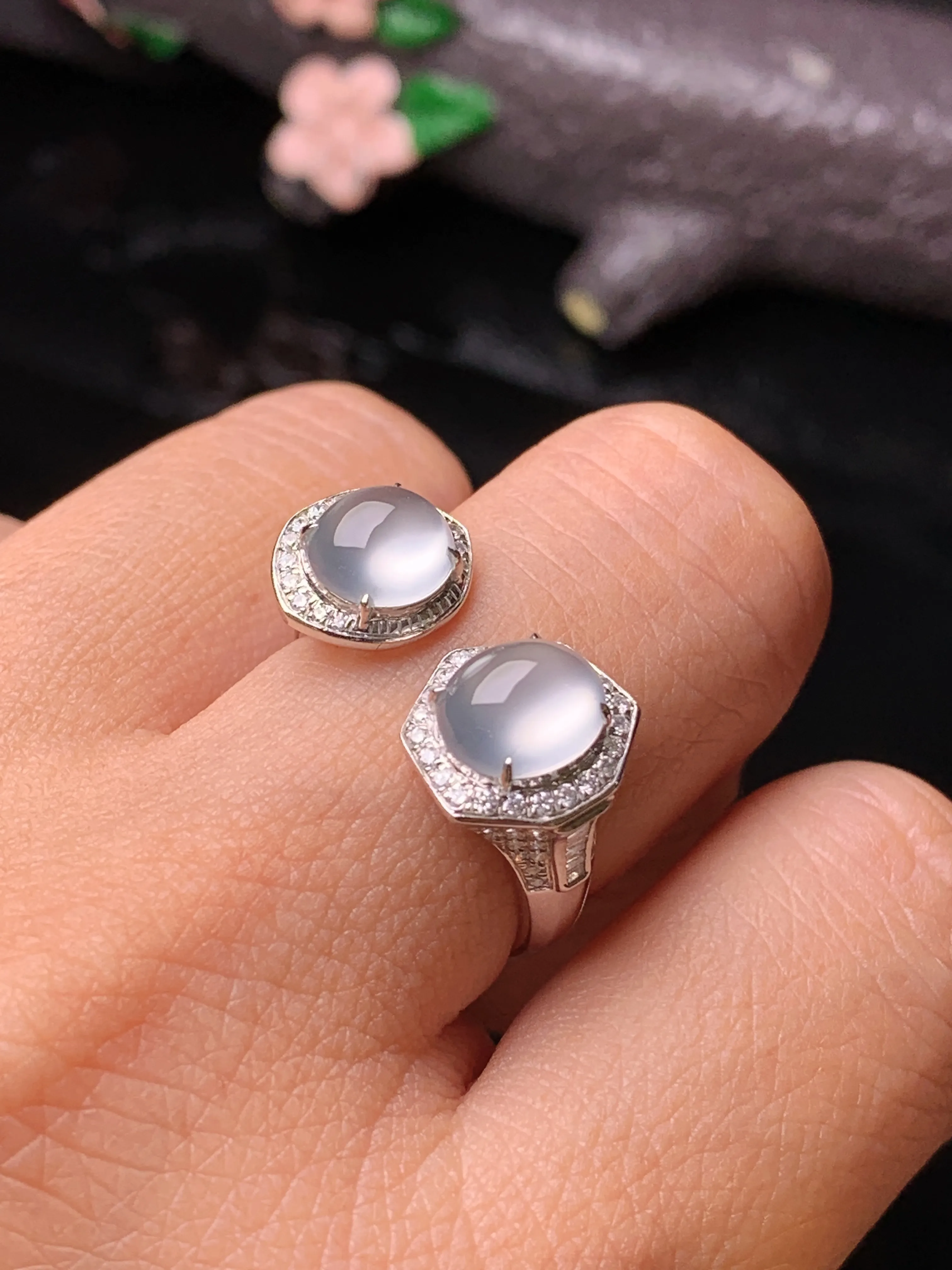 18k金钻镶嵌冰种蛋面戒指 玉质细腻 色泽清新艳丽 圈口14 裸石尺寸7.7*6.6*3.8