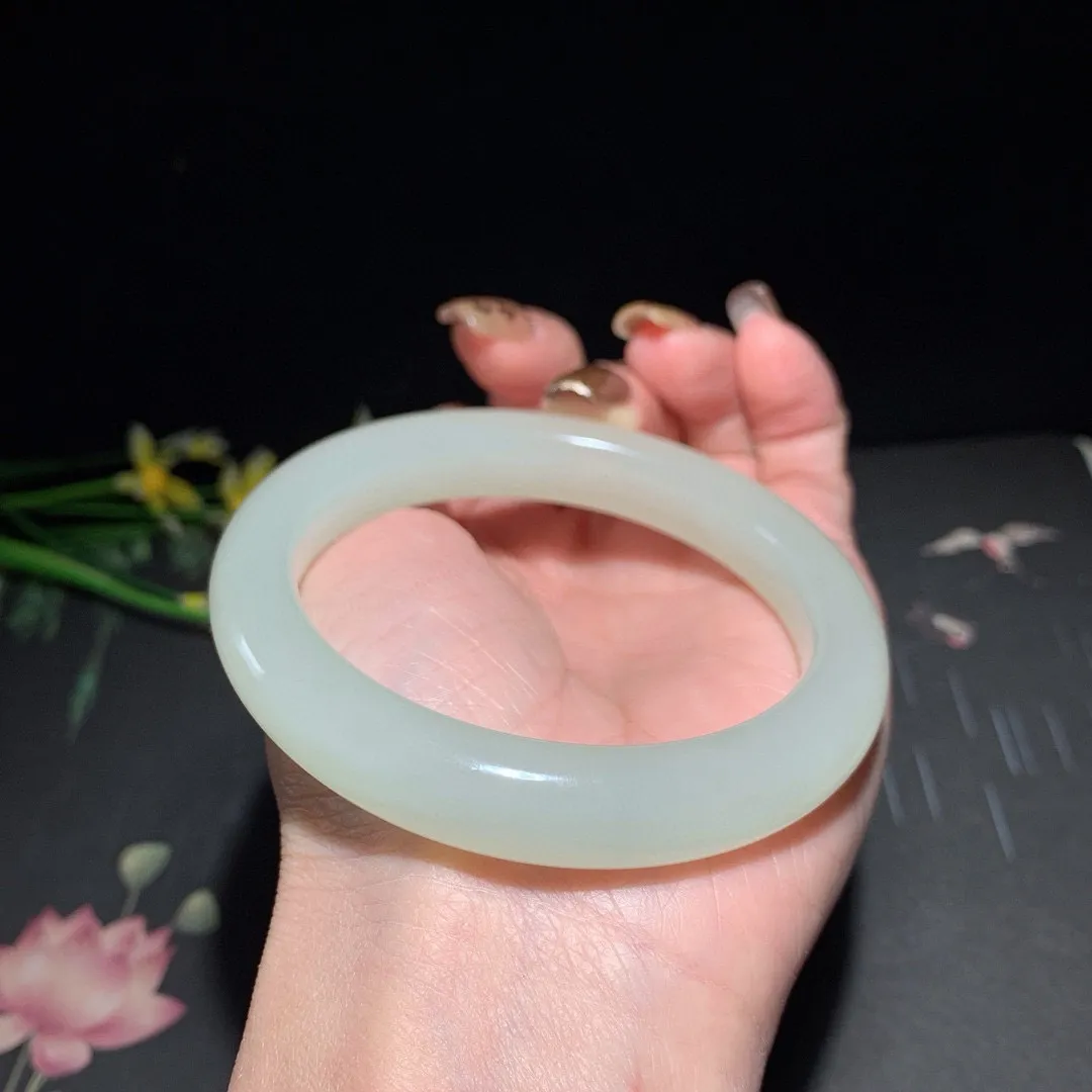 和田玉57.5圈口冰青白手镯！高冰晴水，玉质细腻油润 底色纯净 无裂无杂 脂粉好，品质好！