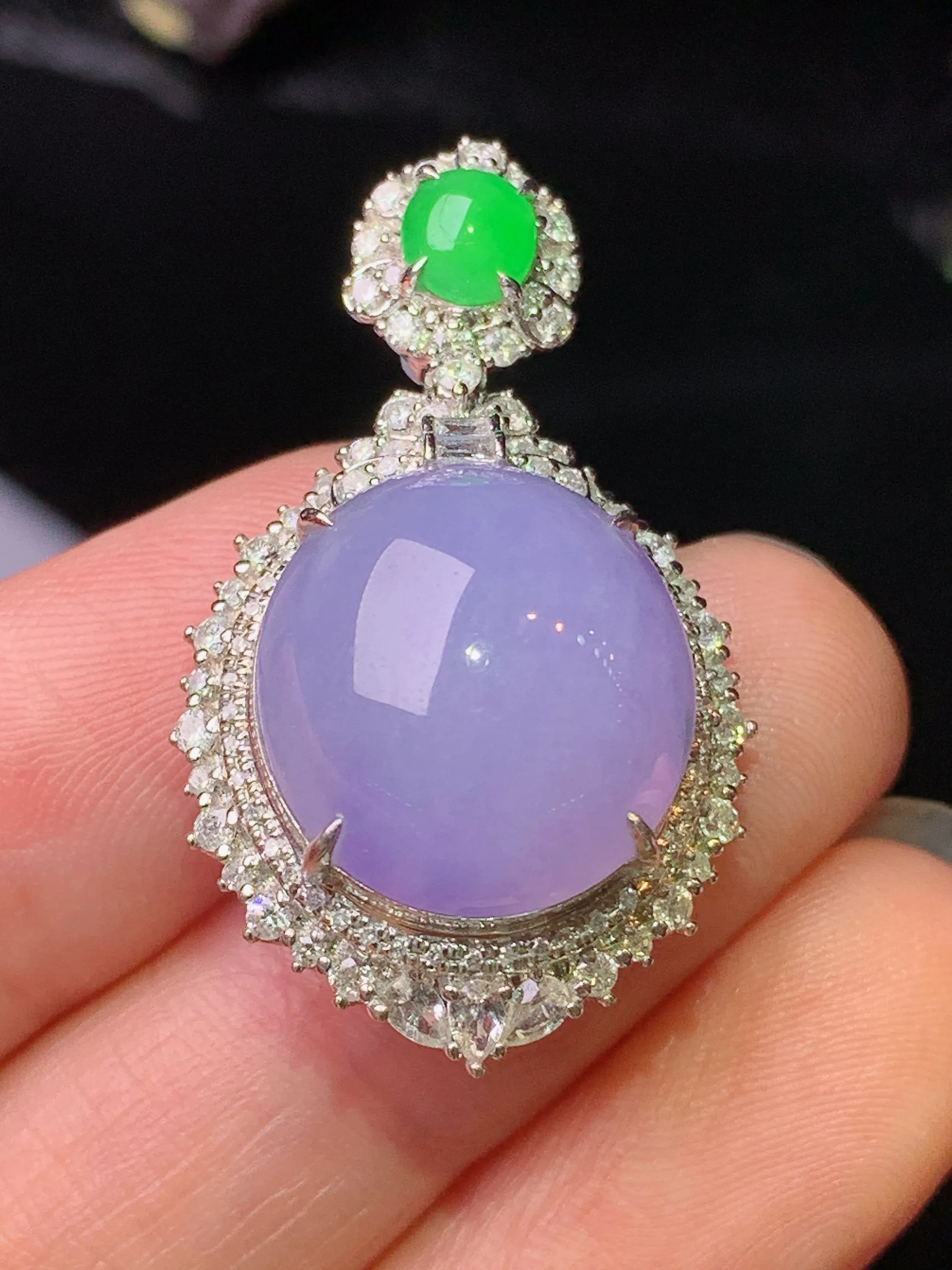 18k金钻镶嵌紫罗兰蛋面吊坠 玉质细腻  色泽清新艳丽 整体尺寸33*19.5*12.5