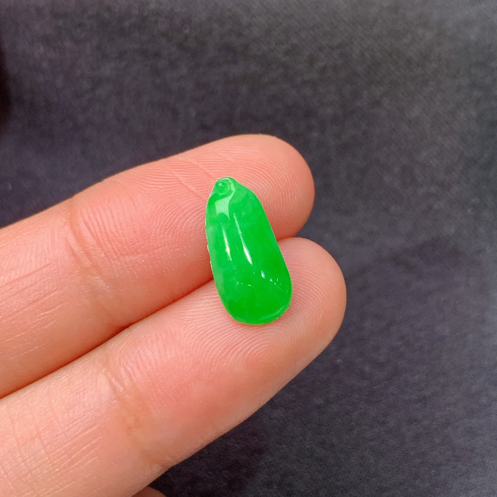 阳绿福瓜，镶嵌佳品，冰润色阳，种水足， 尺寸13.8*6.5*2.5