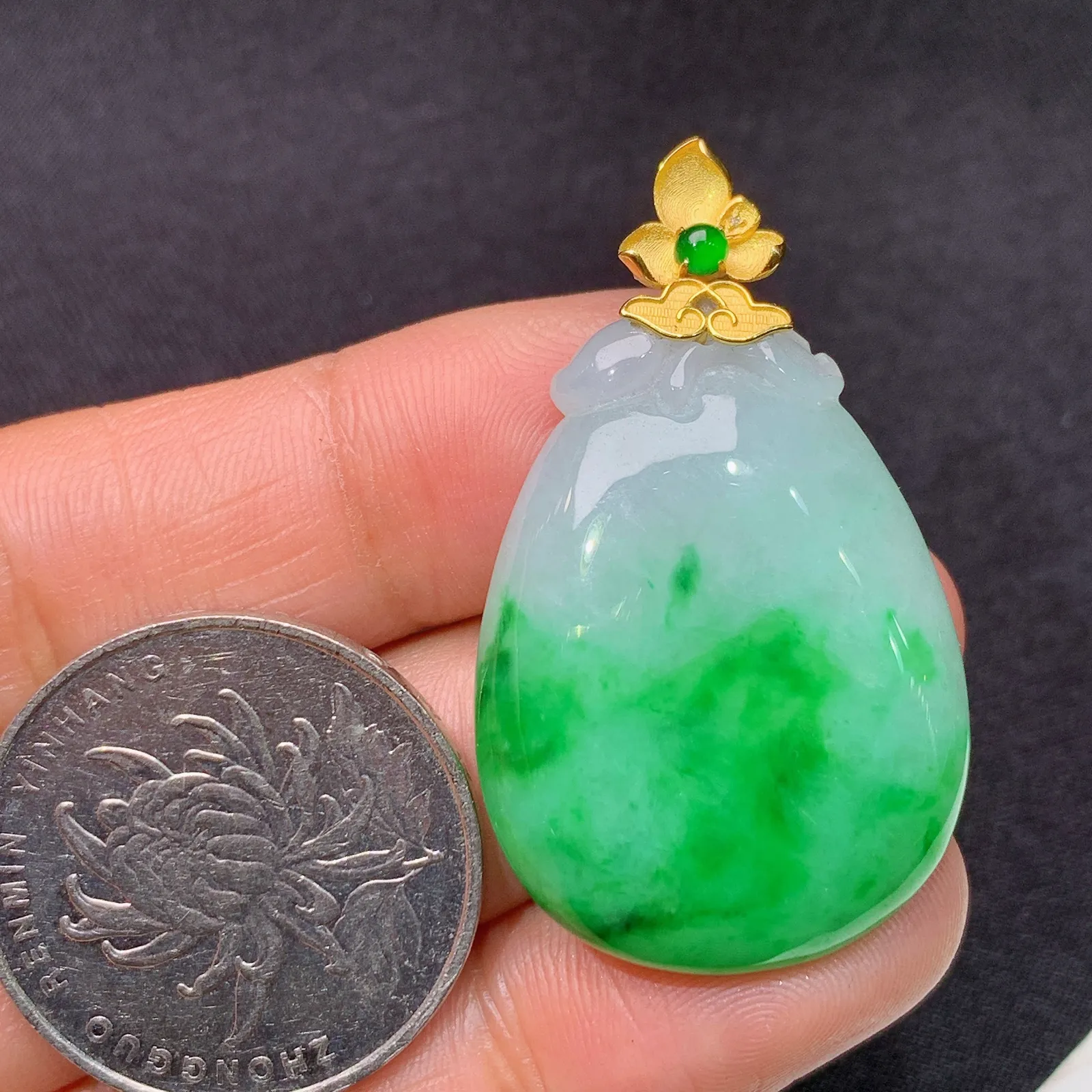 飘绿福瓜吊坠，18k金镶嵌，冰润色阳，玉质细腻，种水足，Xz 尺寸39.1*22.9*5.7