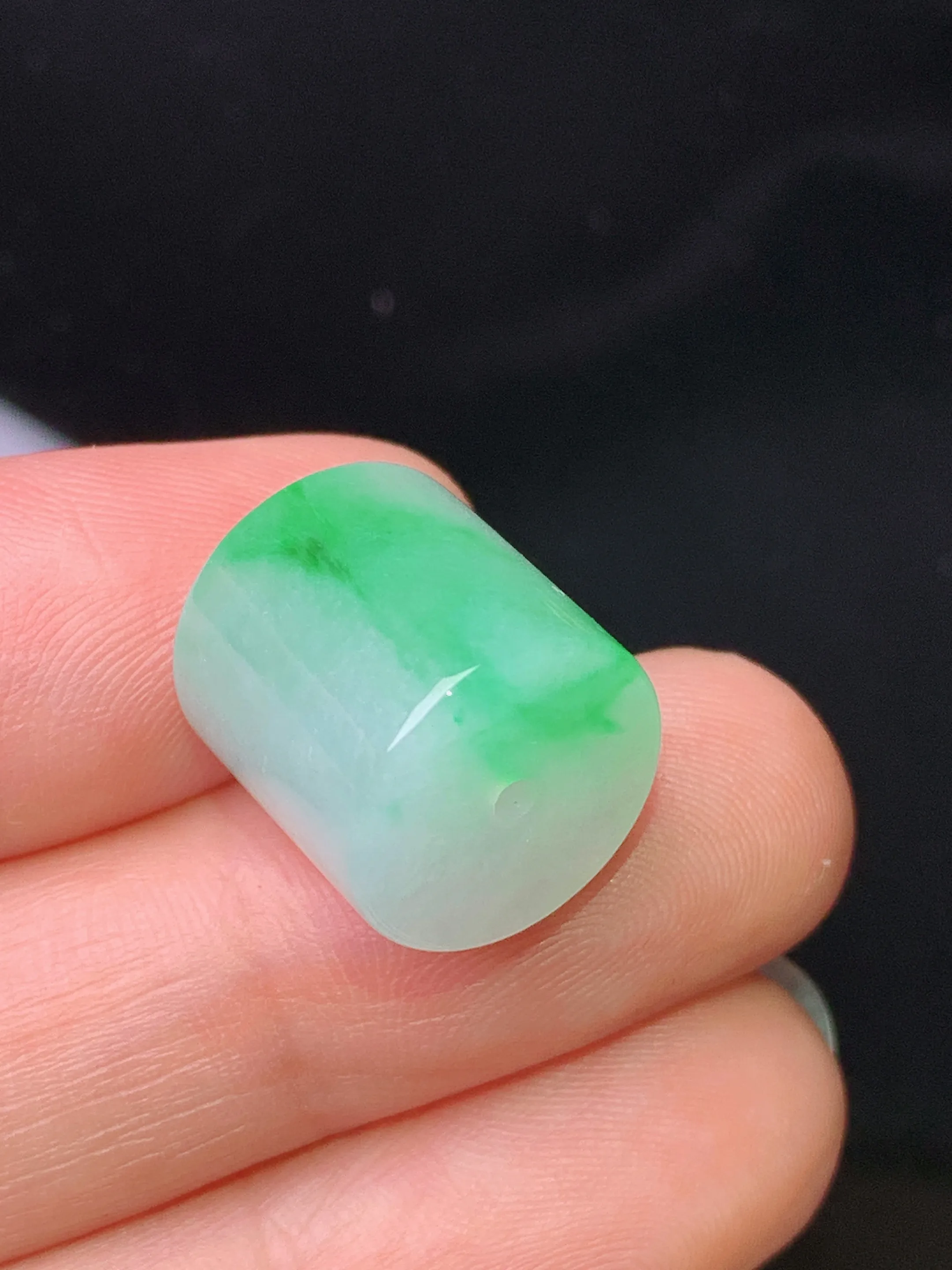 飘绿路路通吊坠 玉质细腻 色泽清新艳丽 整体尺寸13