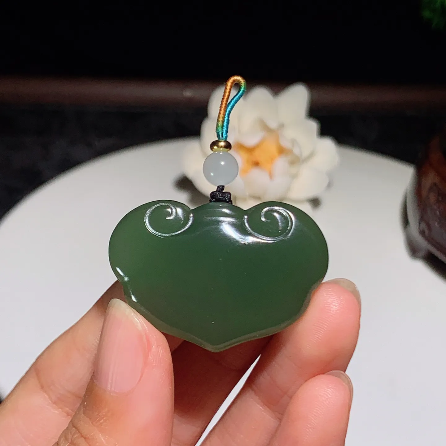 和田玉湖水绿平安如意锁挂件 尺寸27/37/10重16.3克，玉质细腻油润 底色纯净 脂粉好，品质好！lt251223