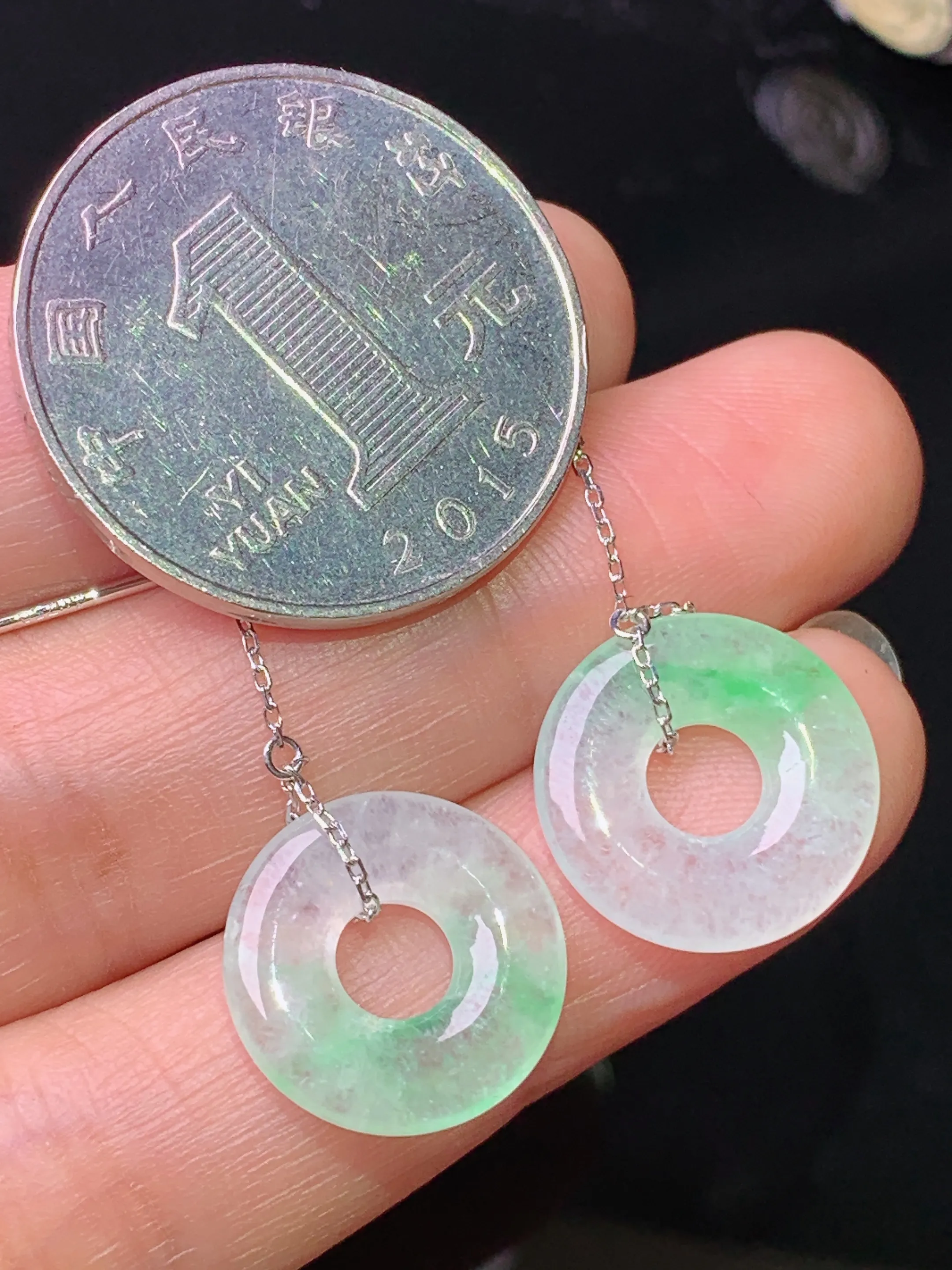 18k金镶嵌飘绿平安环耳坠 玉质细腻 色泽清新艳丽 整体尺寸14.8*2.8