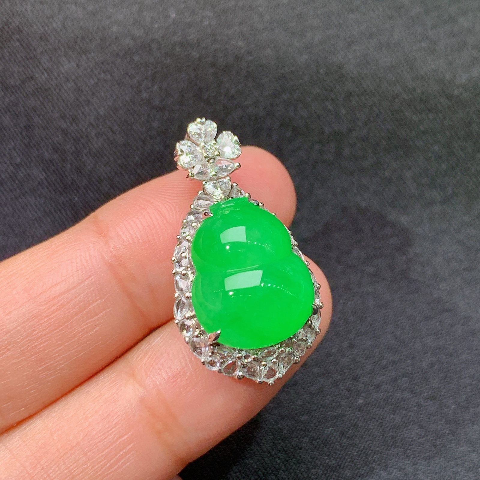 阳绿葫芦吊坠，18k金镶嵌，色泽鲜阳，冰润细腻，种水足，尺寸28.3*15.6*12.1