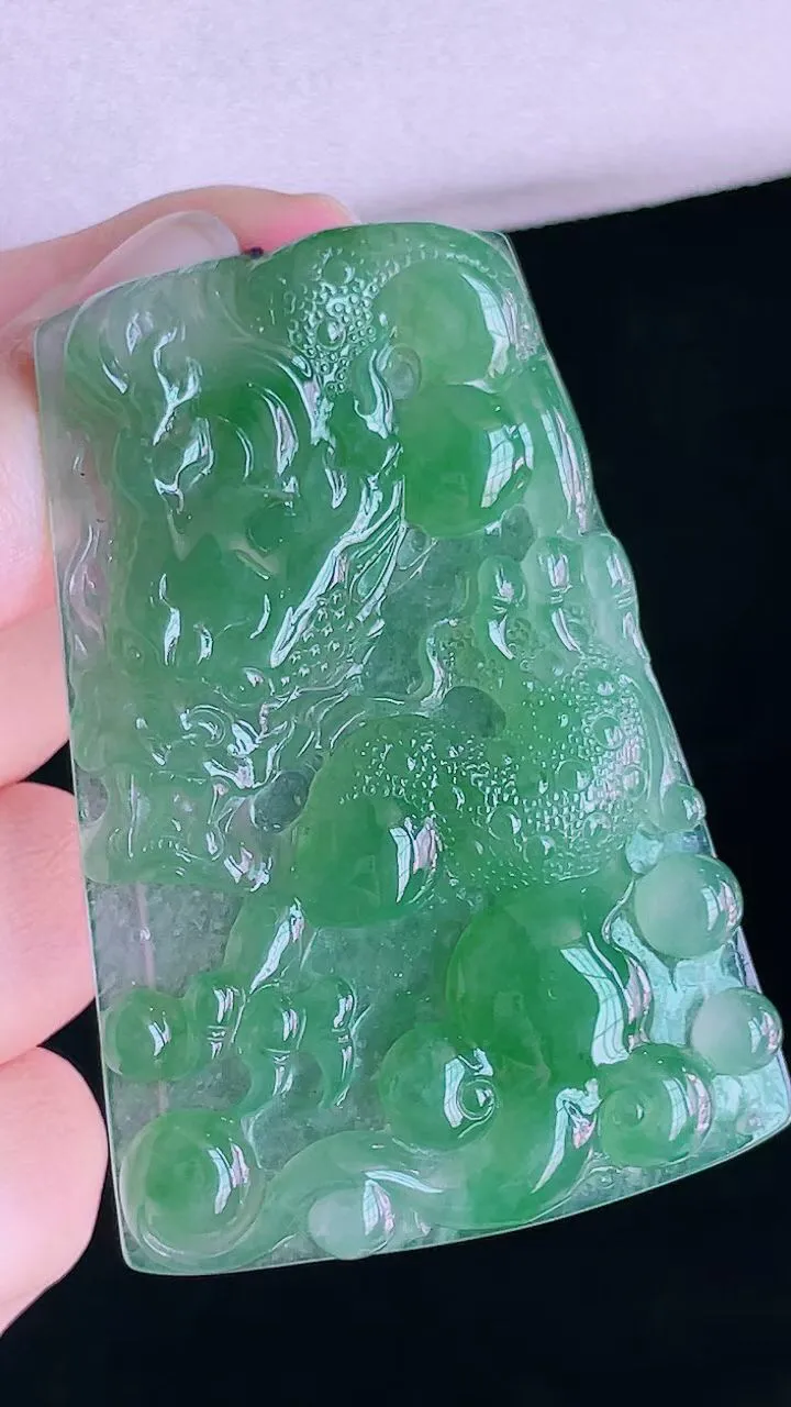 【翡翠名称】老坑种冰晴绿大龙牌翡翠挂件
【翡翠尺寸】60.8/40.6/5.5mm
【翡翠描述】宝贝种老水足，玉质细腻，色泽靓丽，性价比高，佩戴效果好！
【其它赠送】权威证书/精美挂绳盒子/支持全国复检