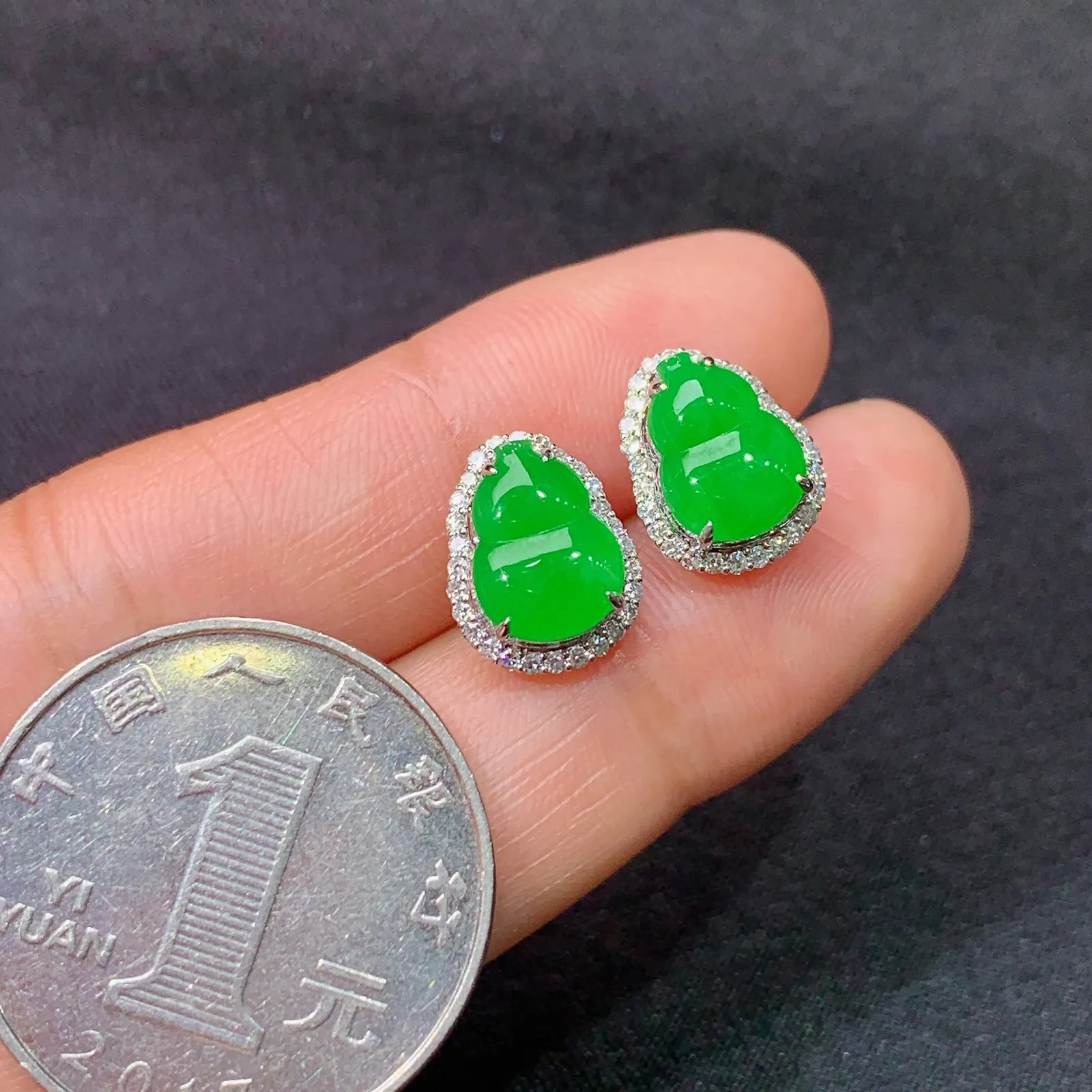 阳绿葫芦耳钉，18k金镶嵌，简约时尚，冰润色阳，种水足，Xj 尺寸9*6.5*2